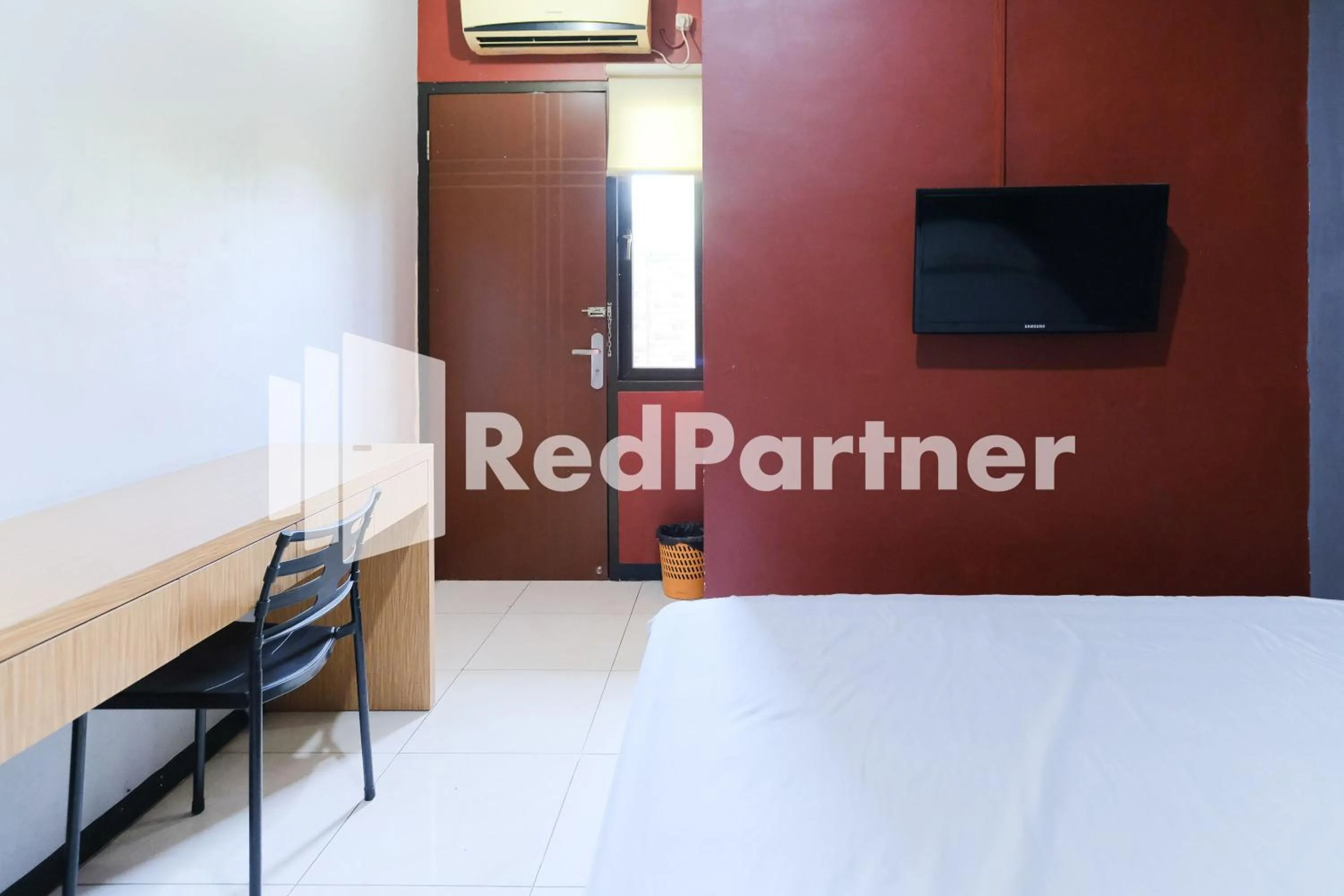 Bedroom, Bed in Dea Homestay Syariah at Kertomenanggal Surabaya Mitra RedDoorz