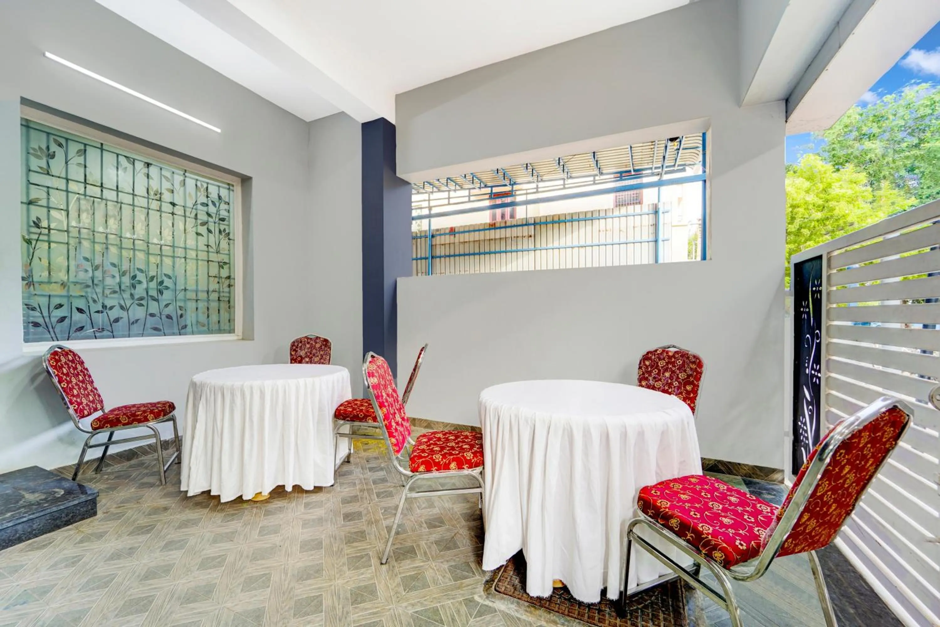 Dining area in Super Hotel O Madurai Near Bus Stand