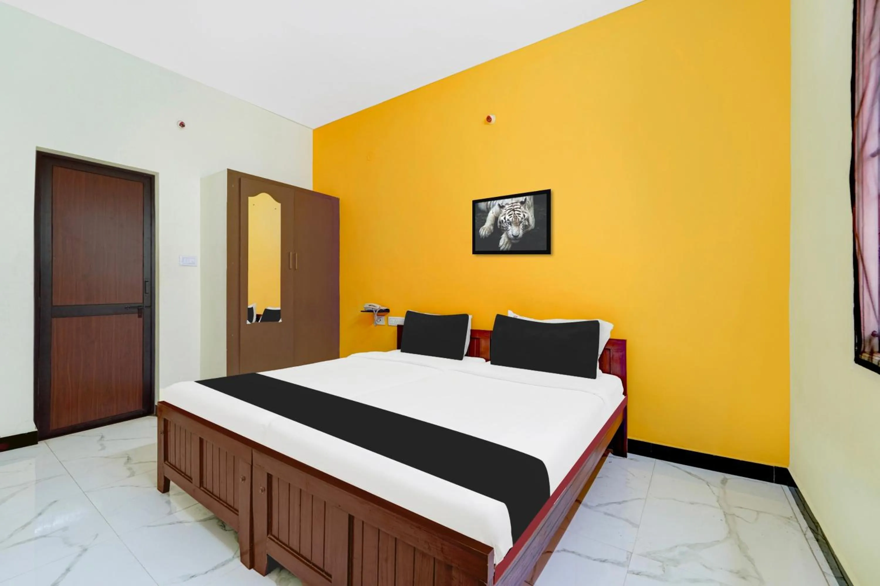 Bedroom in Super Hotel O Madurai Near Bus Stand