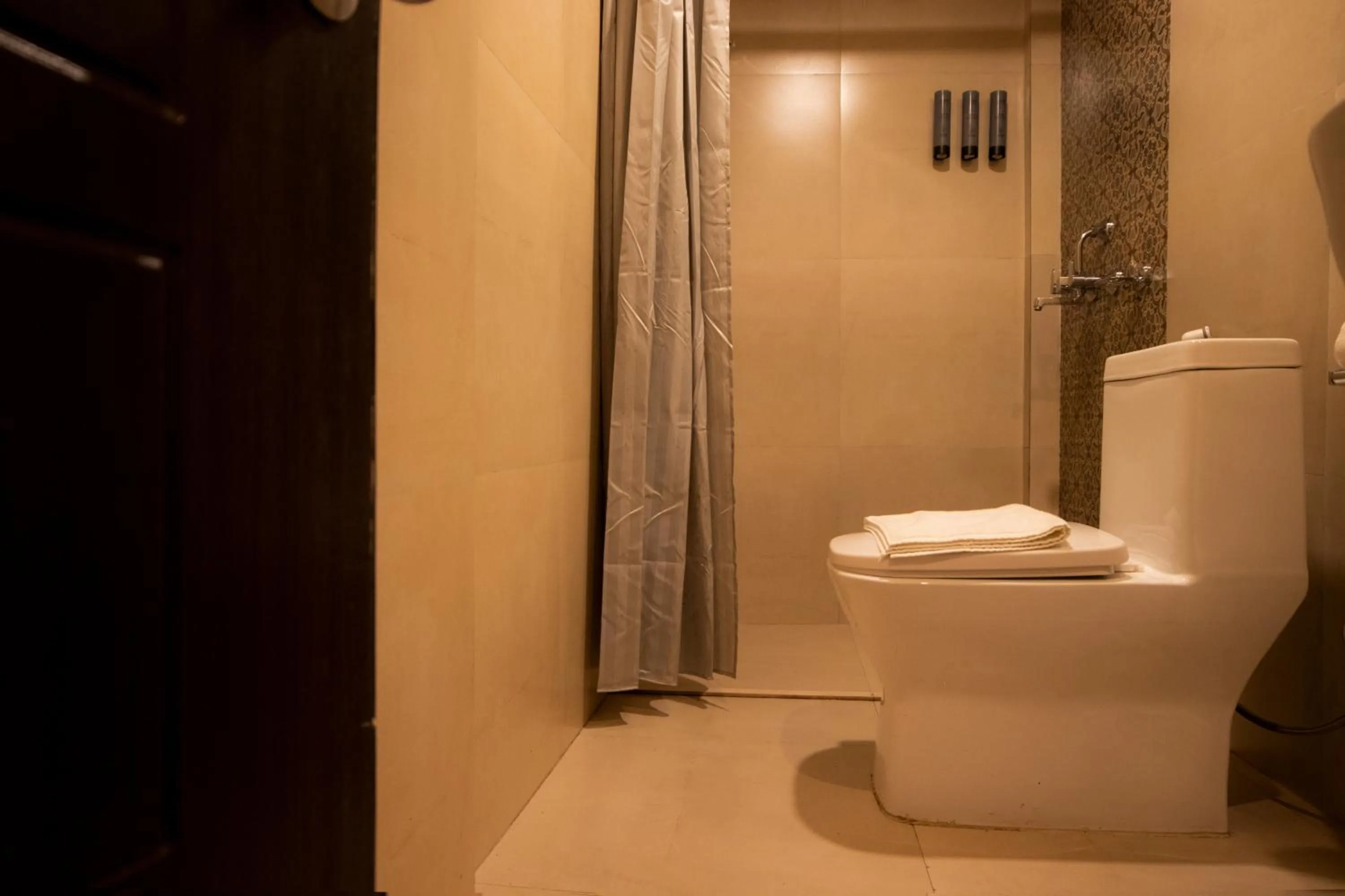 Toilet in Summit Oakden Resort & Spa Mall Road