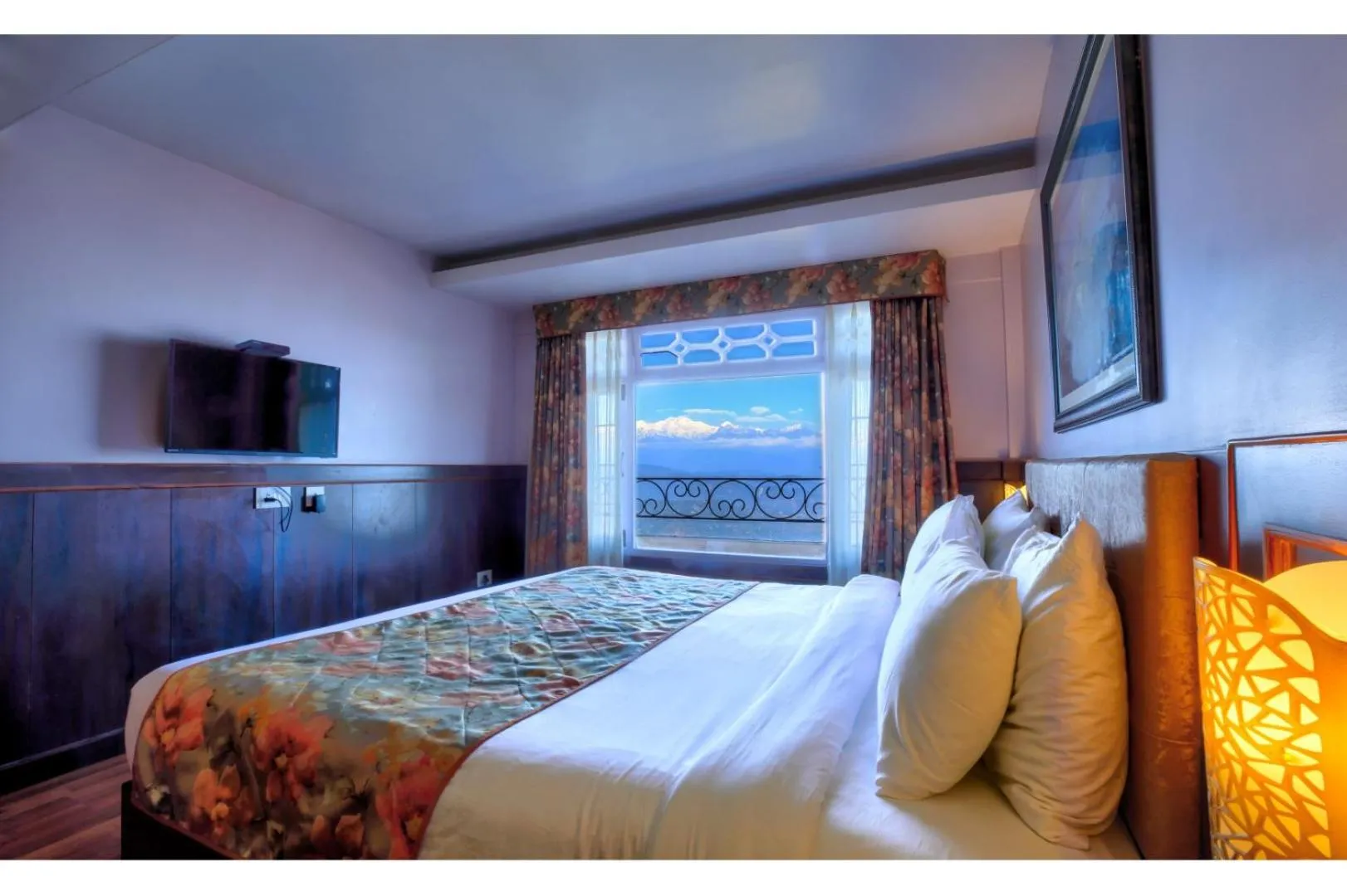 TV and multimedia, Bed in Summit Oakden Resort & Spa Mall Road