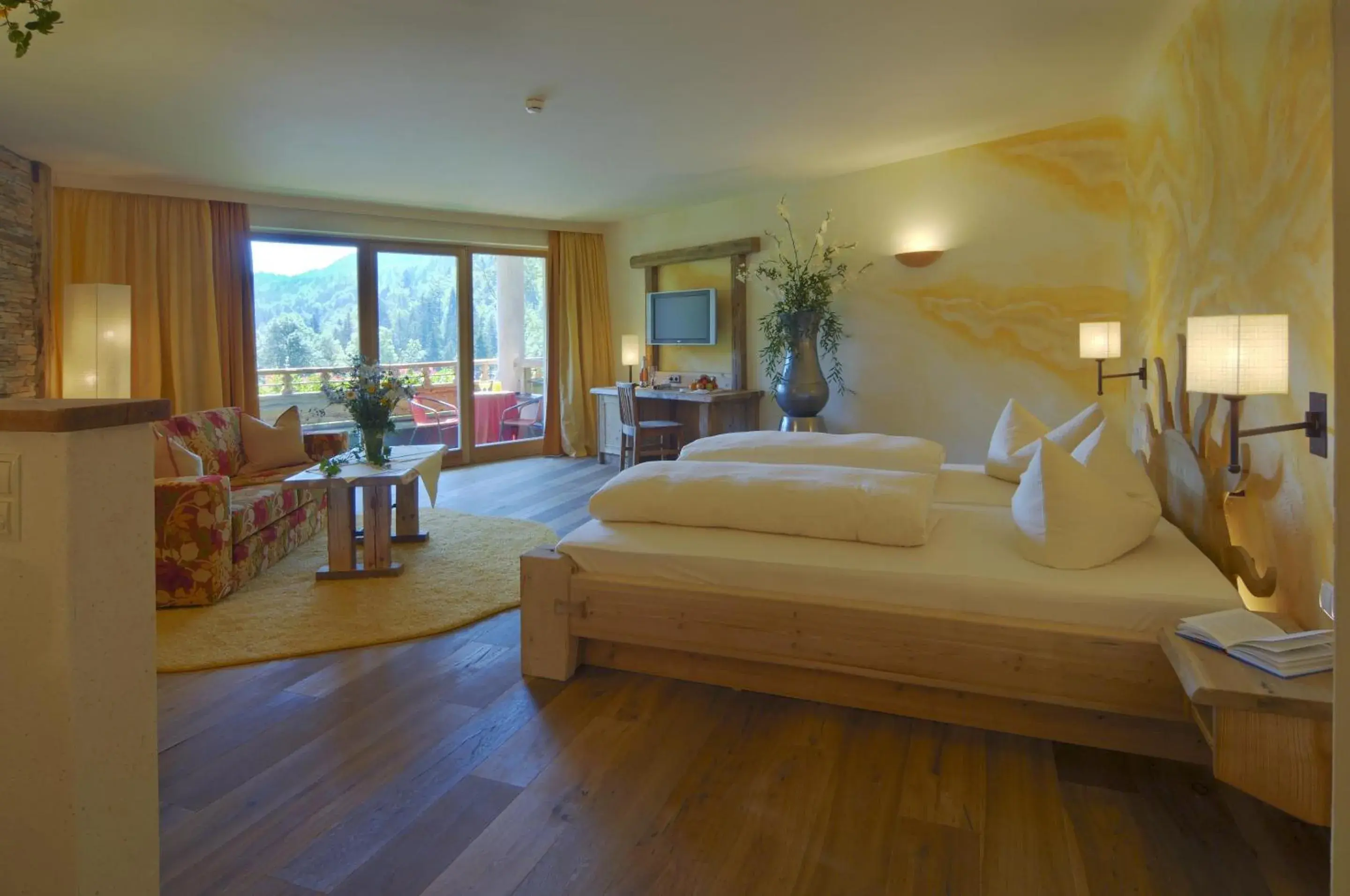 King Suite with Loggia, Balcony, Lake View, Mountain View and Cozy Sitting Corner in Feuriger Tatzlwurm Berghotel & Spa, BW Signature Collection King Suite with Loggia, Balcony, Lake View, Mountain View and Cozy Sitting Corner in Feuriger Tatzlwurm Berghotel & Spa, BW Signature Collection