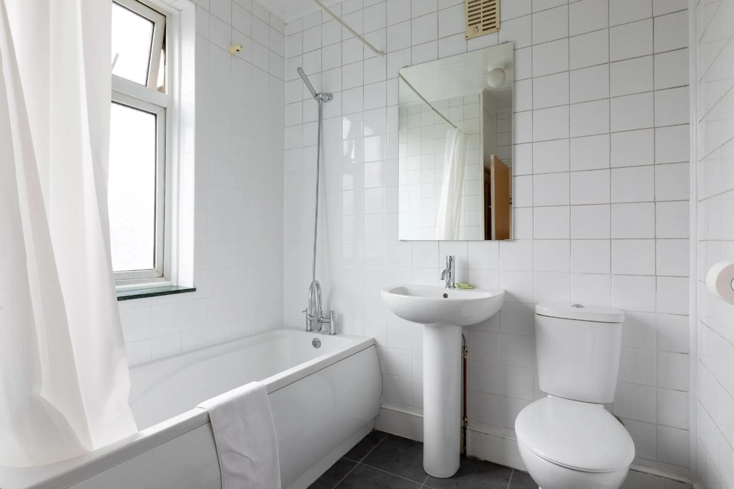 Shower in Euro Hotel Harrow