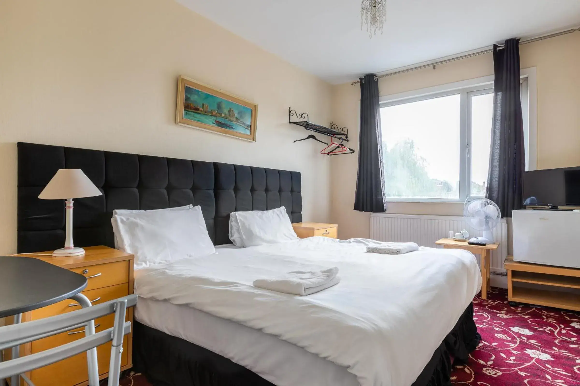 Double or Twin Room with Bathroom in Euro Hotel Harrow Double or Twin Room with Bathroom in Euro Hotel Harrow