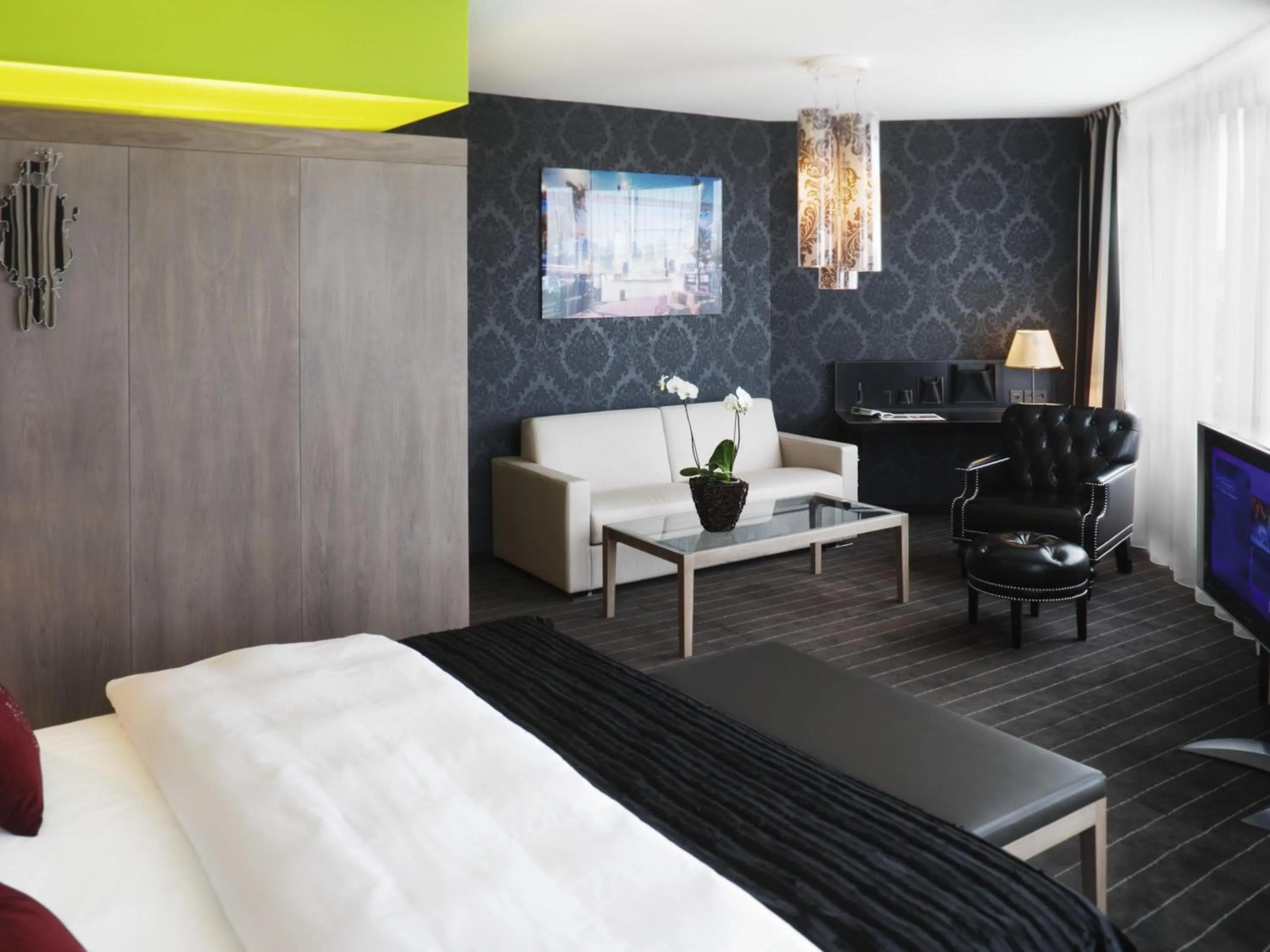 Photo of the whole room, Bed in Mövenpick Hotel Stuttgart Airport
