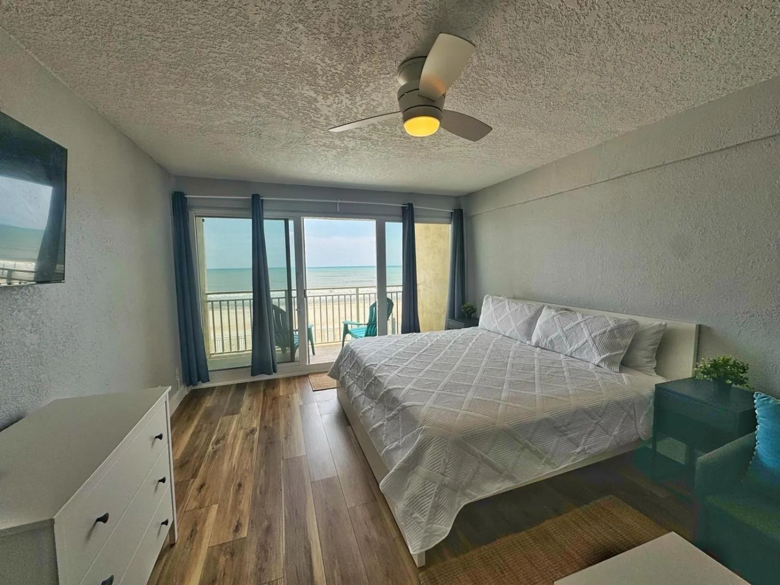 Bed in Daytona Inn Studios