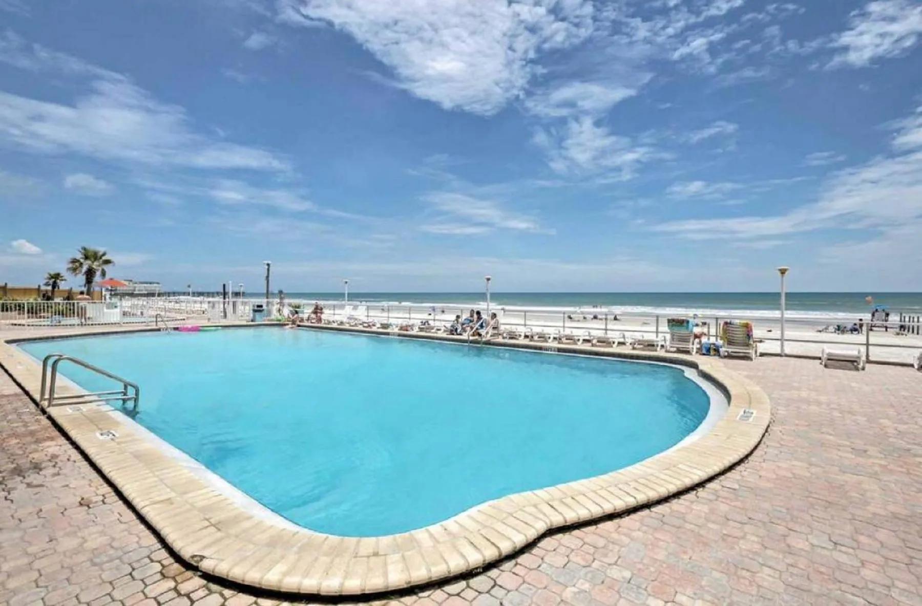 Swimming pool in Daytona Inn Studios