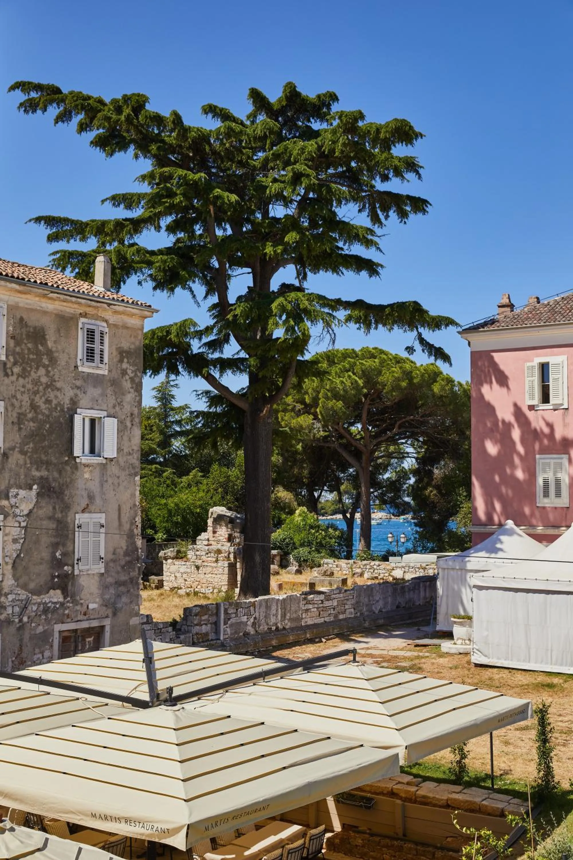 Restaurant/places to eat in Martis Forum Heritage Hotel & Residence