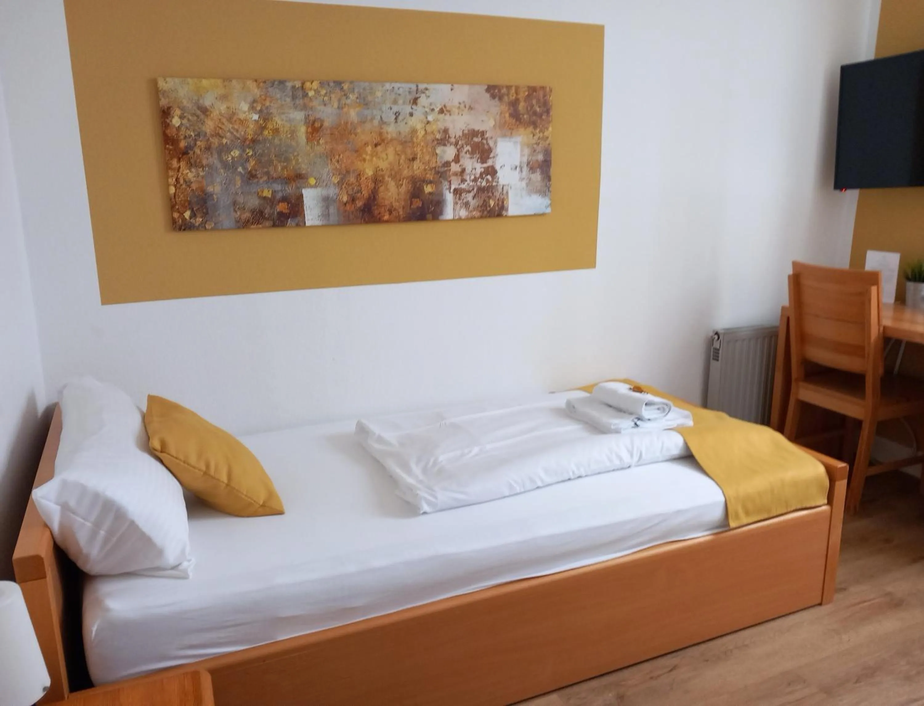 Communal lounge/ TV room, Bed in Hotel Karolinger - Self Check-In