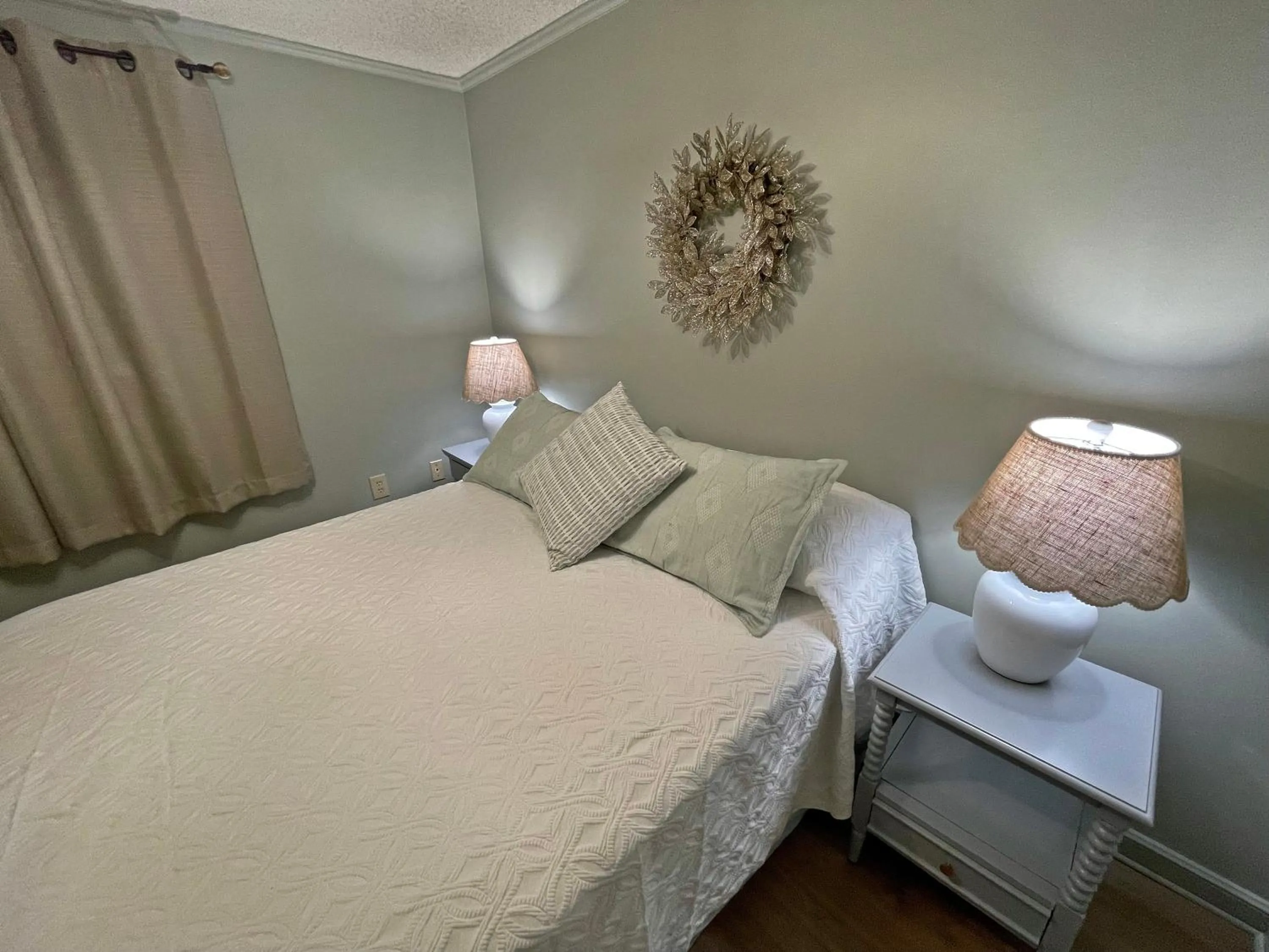 Bed in Stroll to Slopes, Village Area, Ski in-Out MtLodge 210