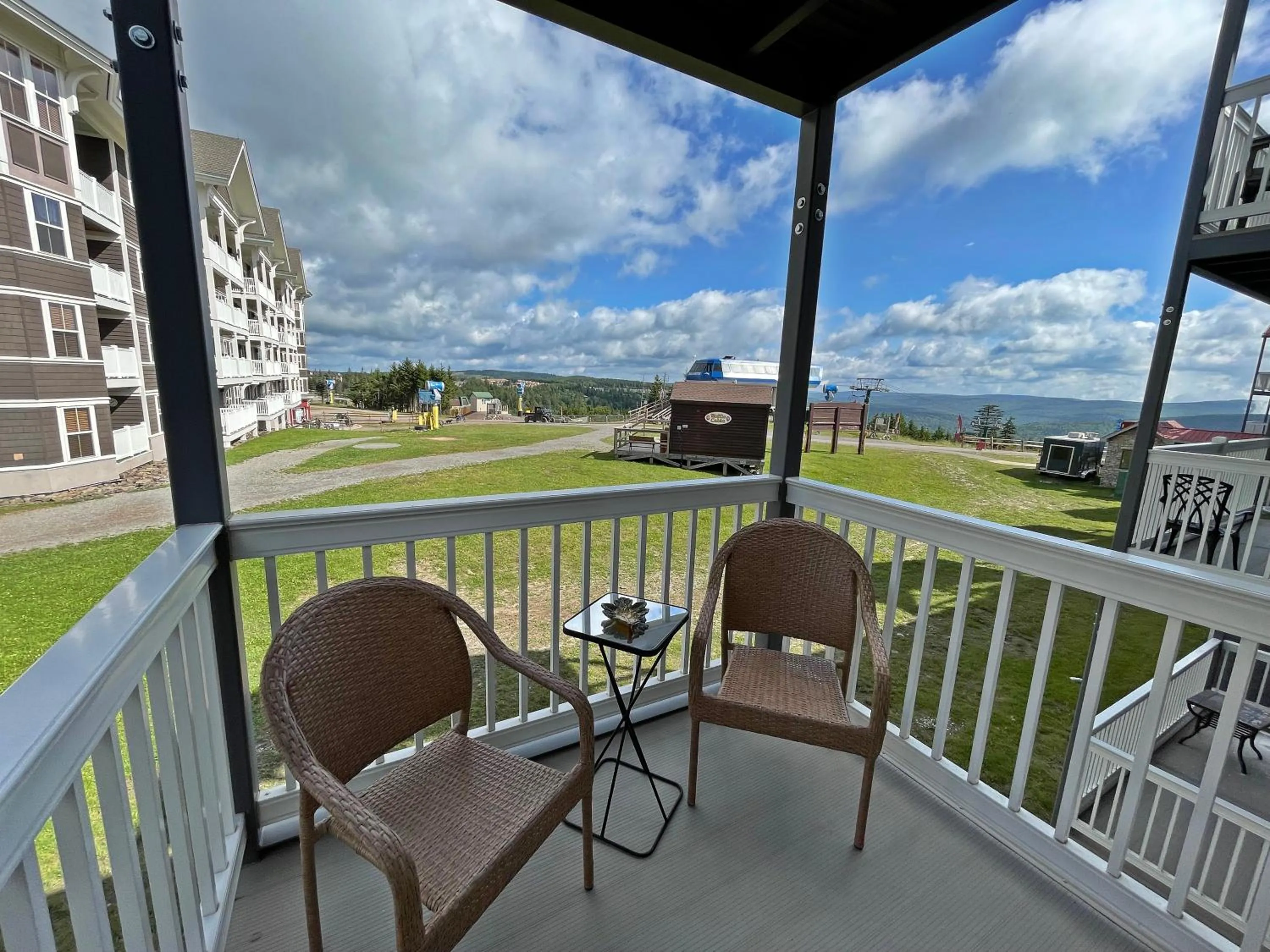 Stroll to Slopes, Village Area, Ski in-Out MtLodge 210