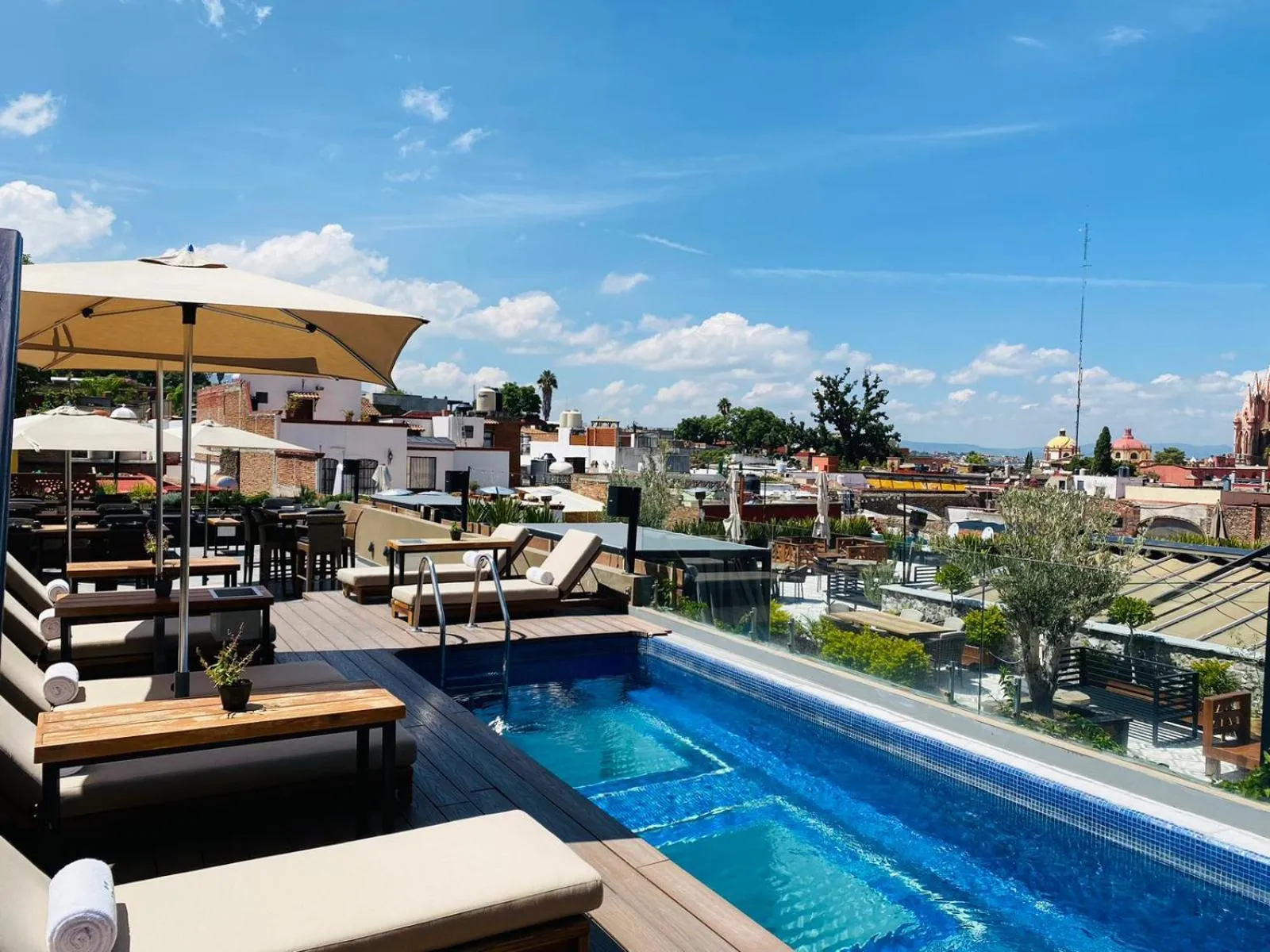 Swimming pool in Hotel Madi