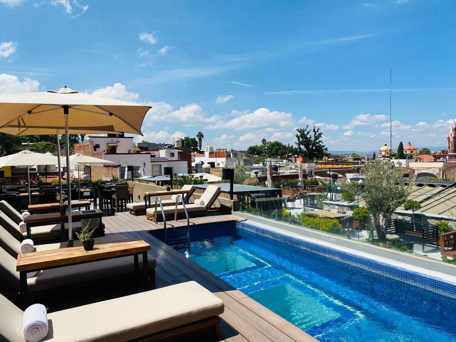 Swimming pool in Hotel Madi