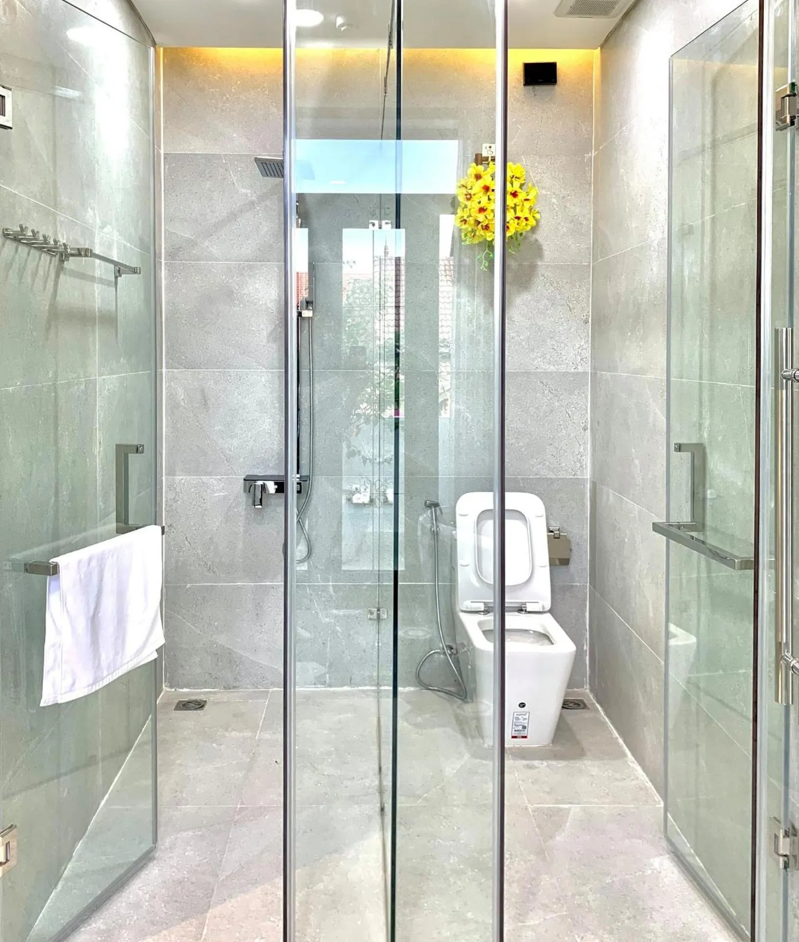 Toilet in Golden Inn Hotel