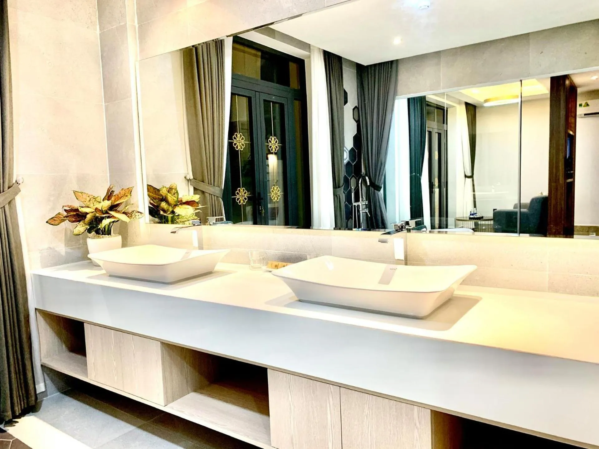 Bathroom in Golden Inn Hotel