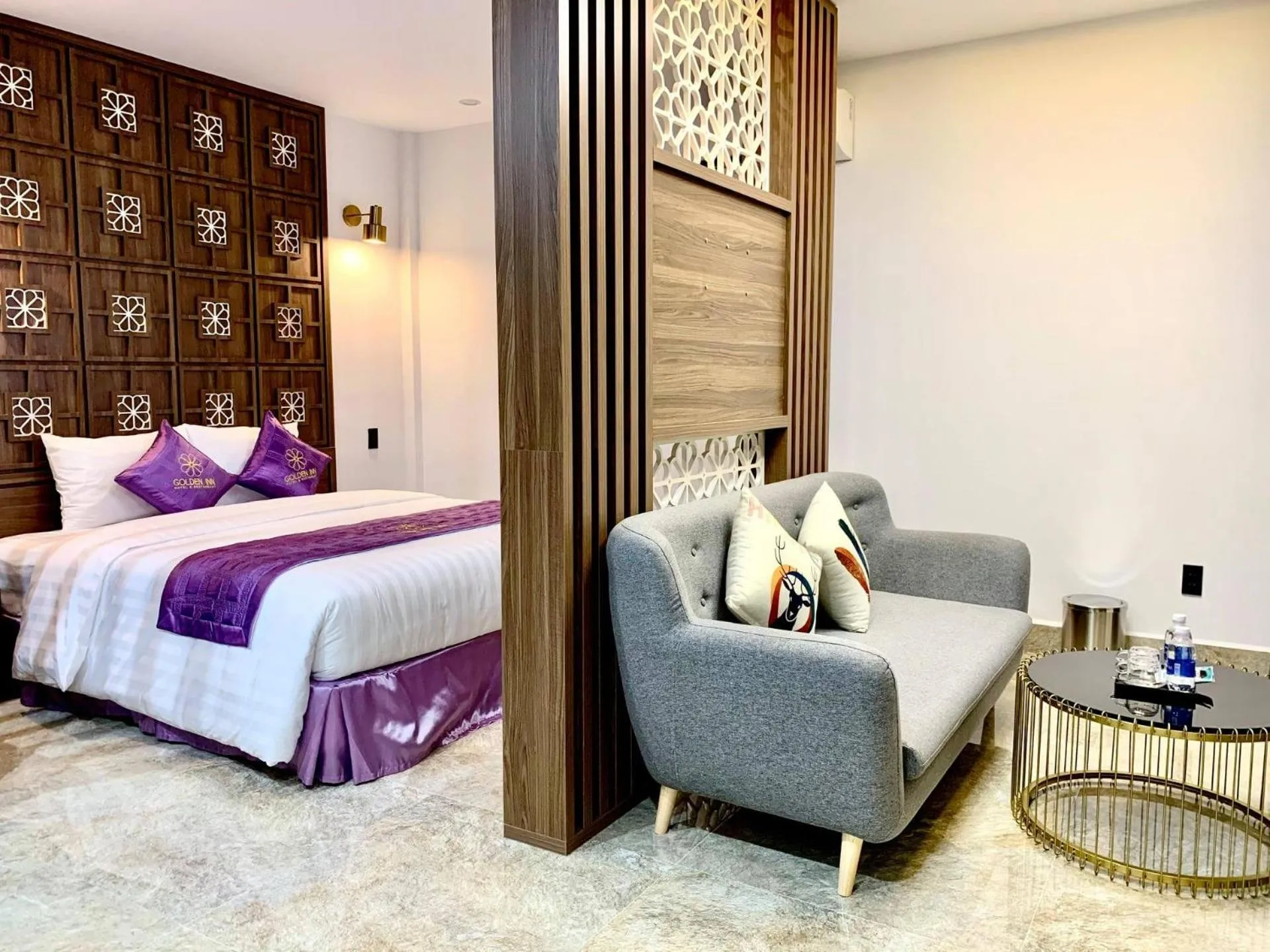 Bedroom, Bed in Golden Inn Hotel