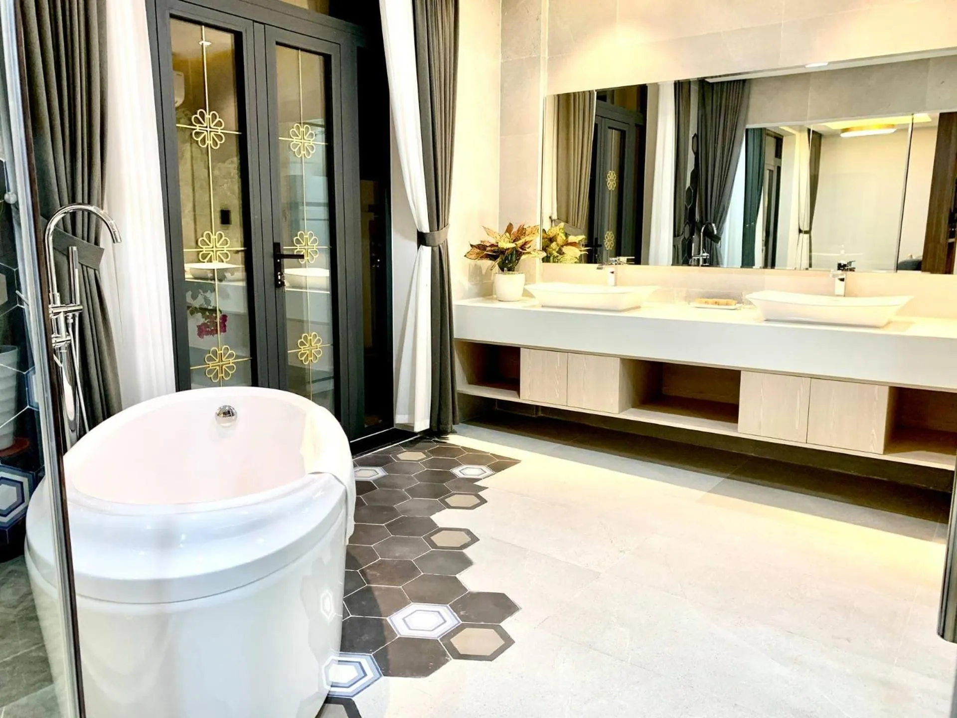 Bathroom in Golden Inn Hotel