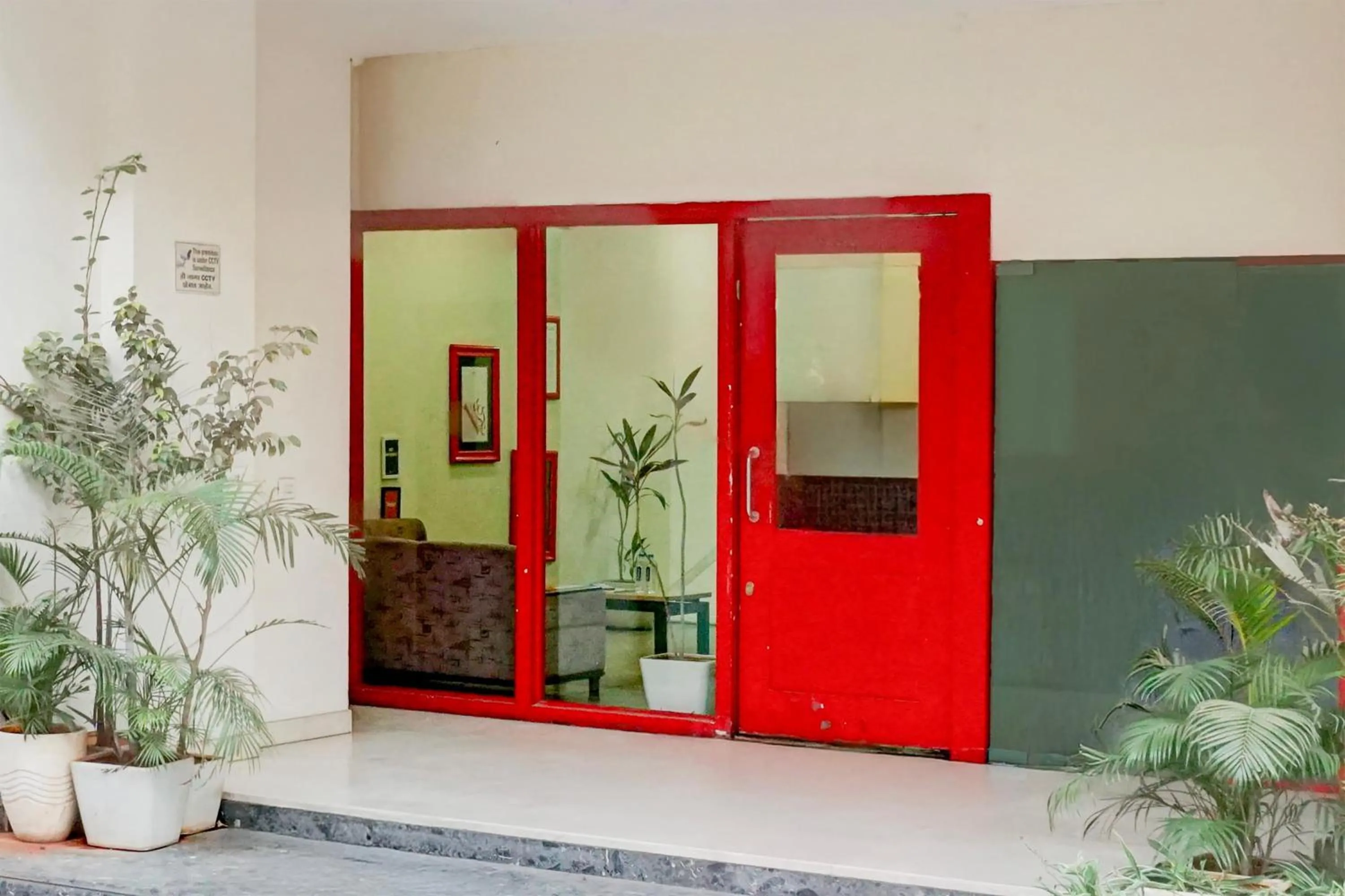 Facade/entrance in Super Townhouse MG Road Pune