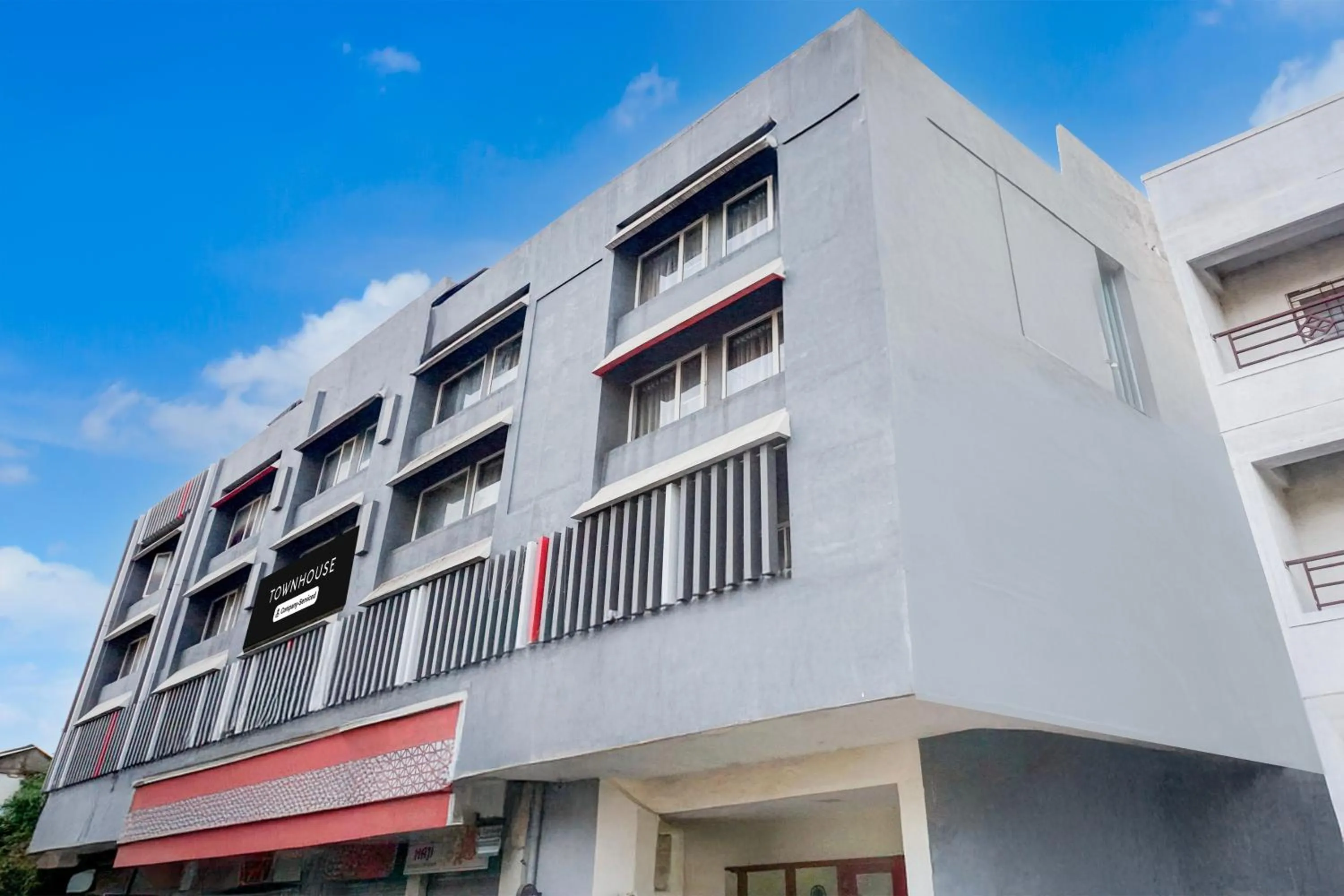 Facade/entrance in Super Townhouse MG Road Pune