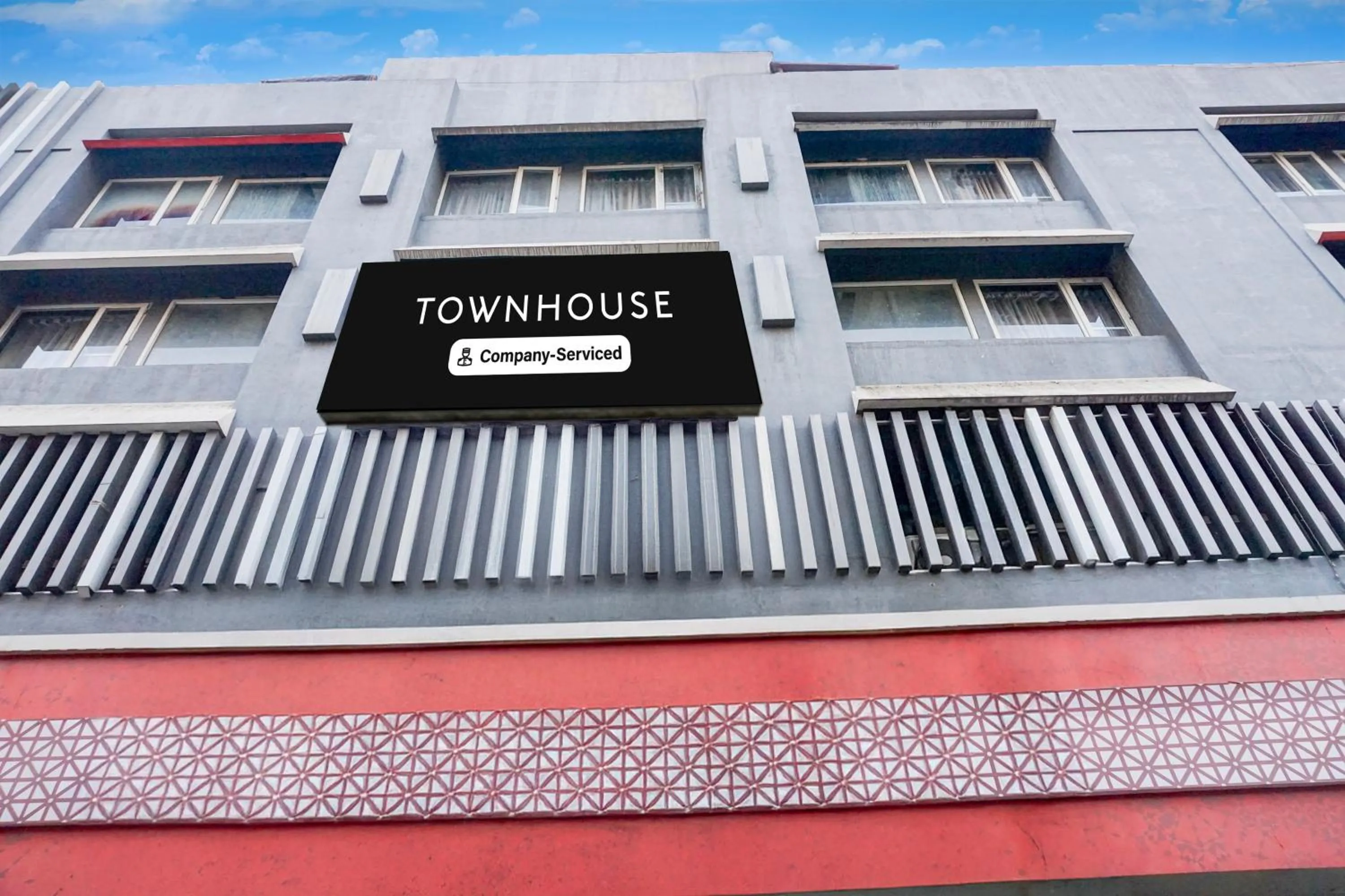 Facade/entrance in Super Townhouse MG Road Pune