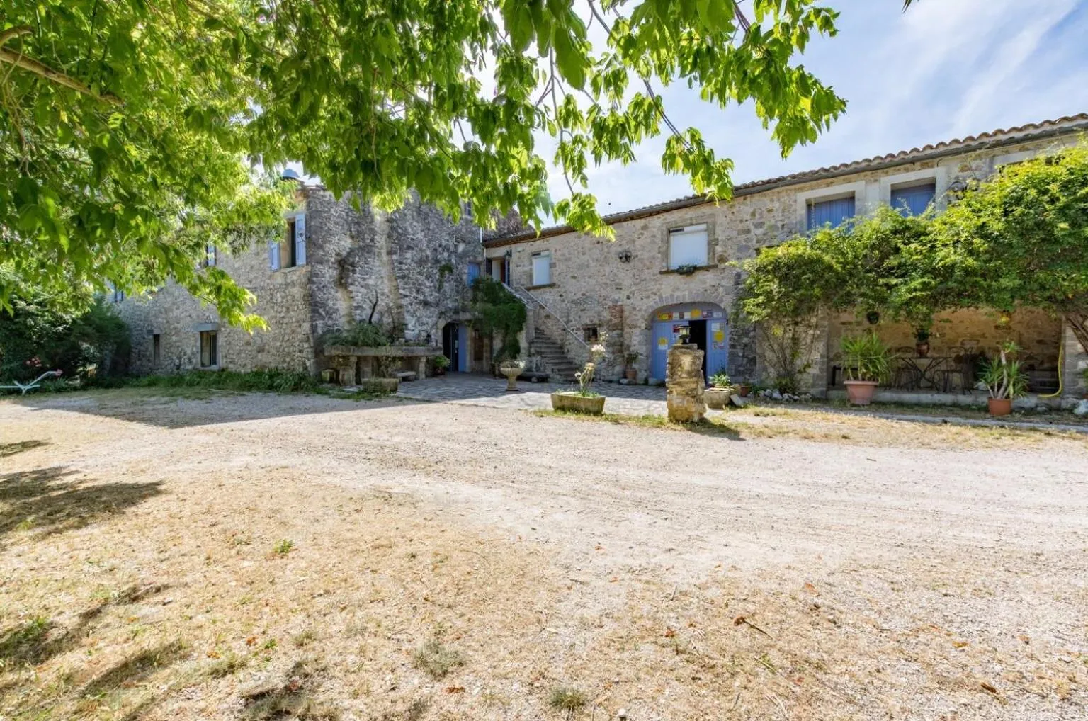 Property building in Auberge de Saugras