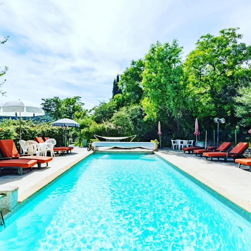 Swimming pool in Auberge de Saugras
