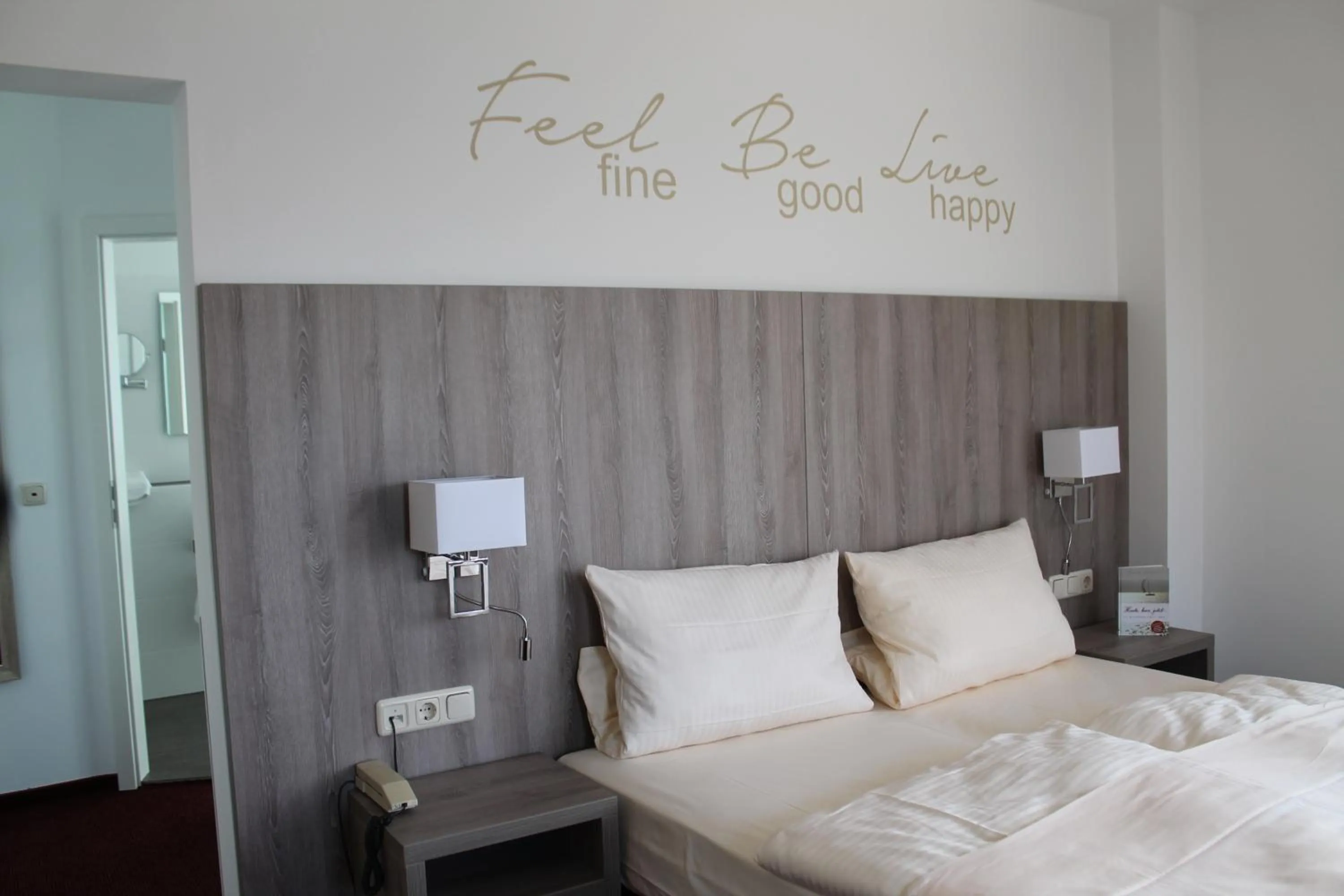 Photo of the whole room, Bed in Hotel Rüdesheimer Hof