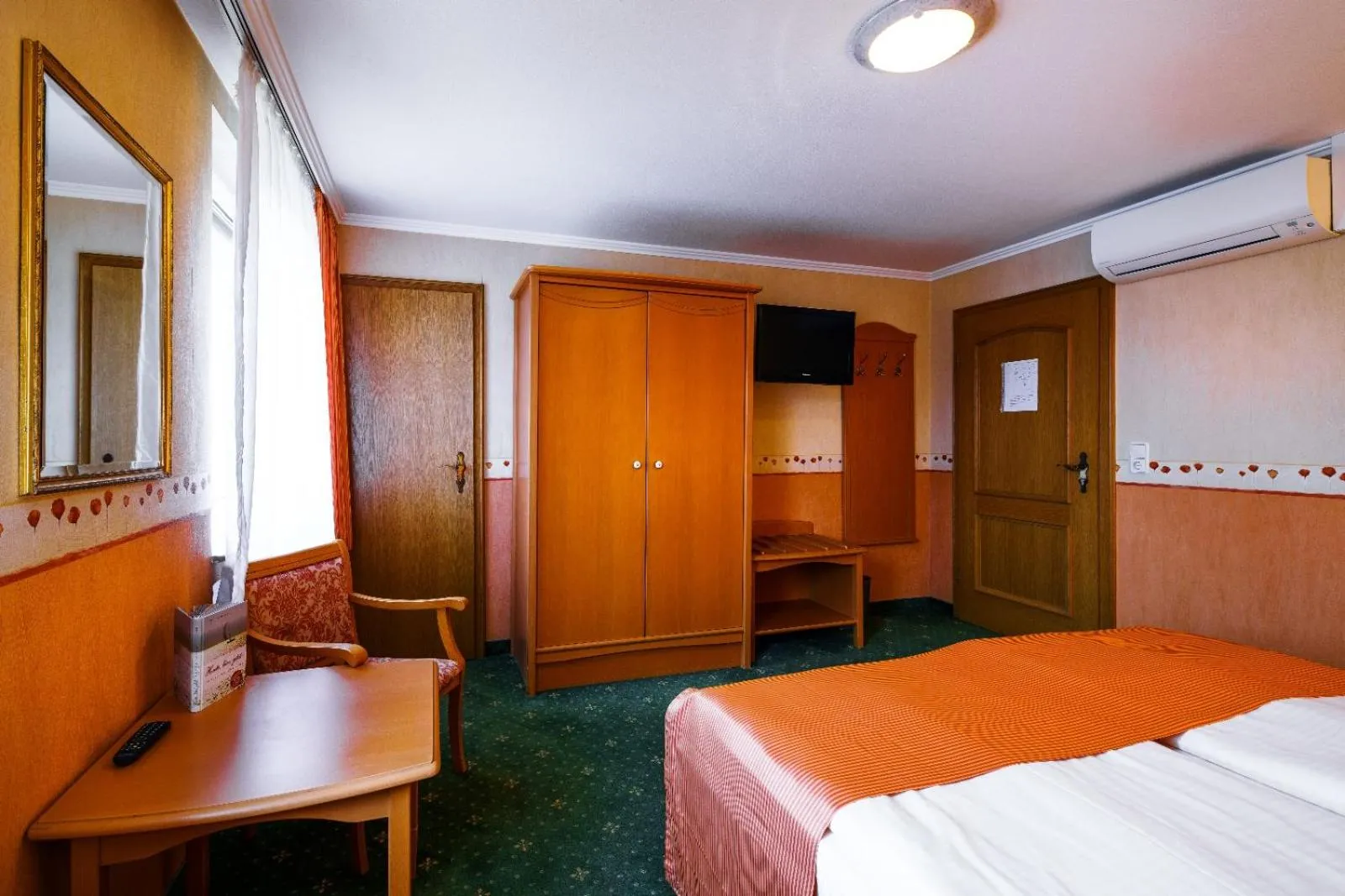 Bedroom, Bed in Hotel Rüdesheimer Hof