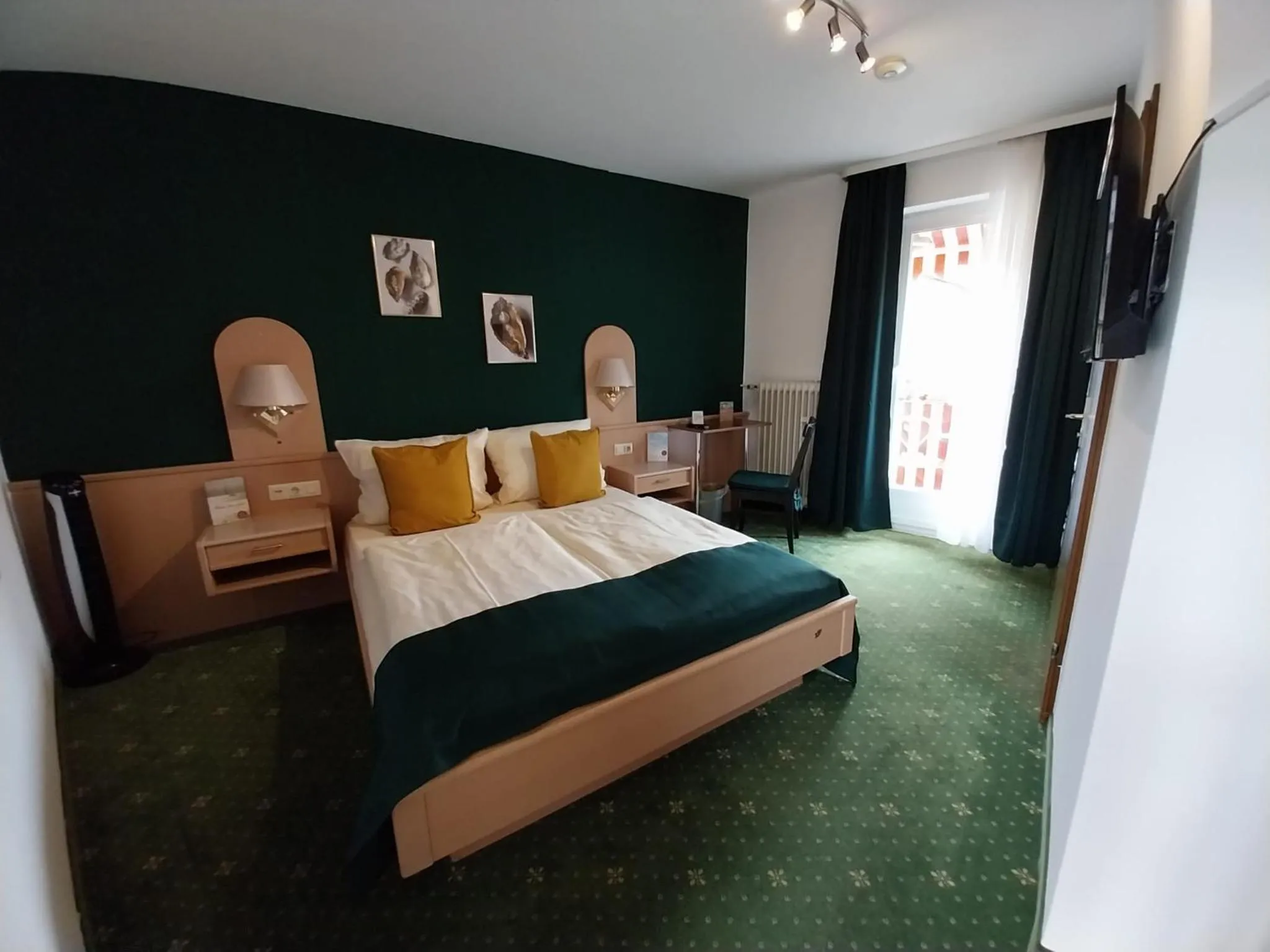 Balcony/Terrace, Bed in Hotel Rüdesheimer Hof