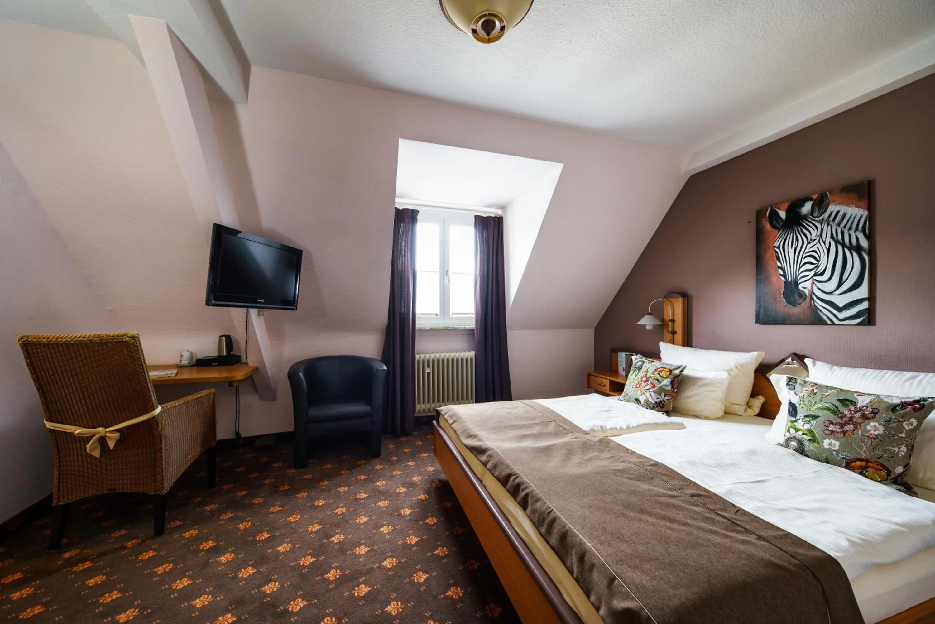 Photo of the whole room, Bed in Hotel Rüdesheimer Hof