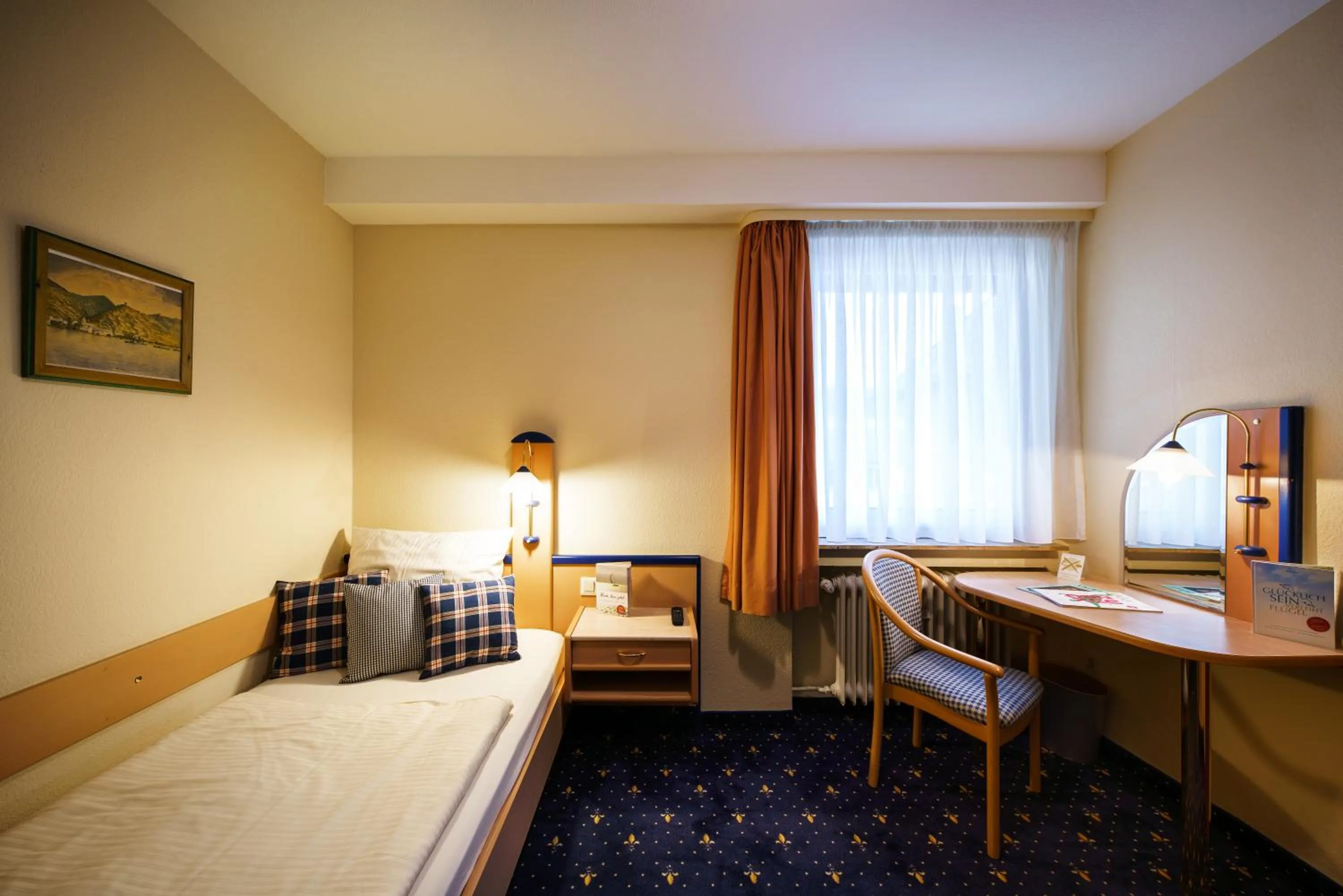 Photo of the whole room, Bed in Hotel Rüdesheimer Hof