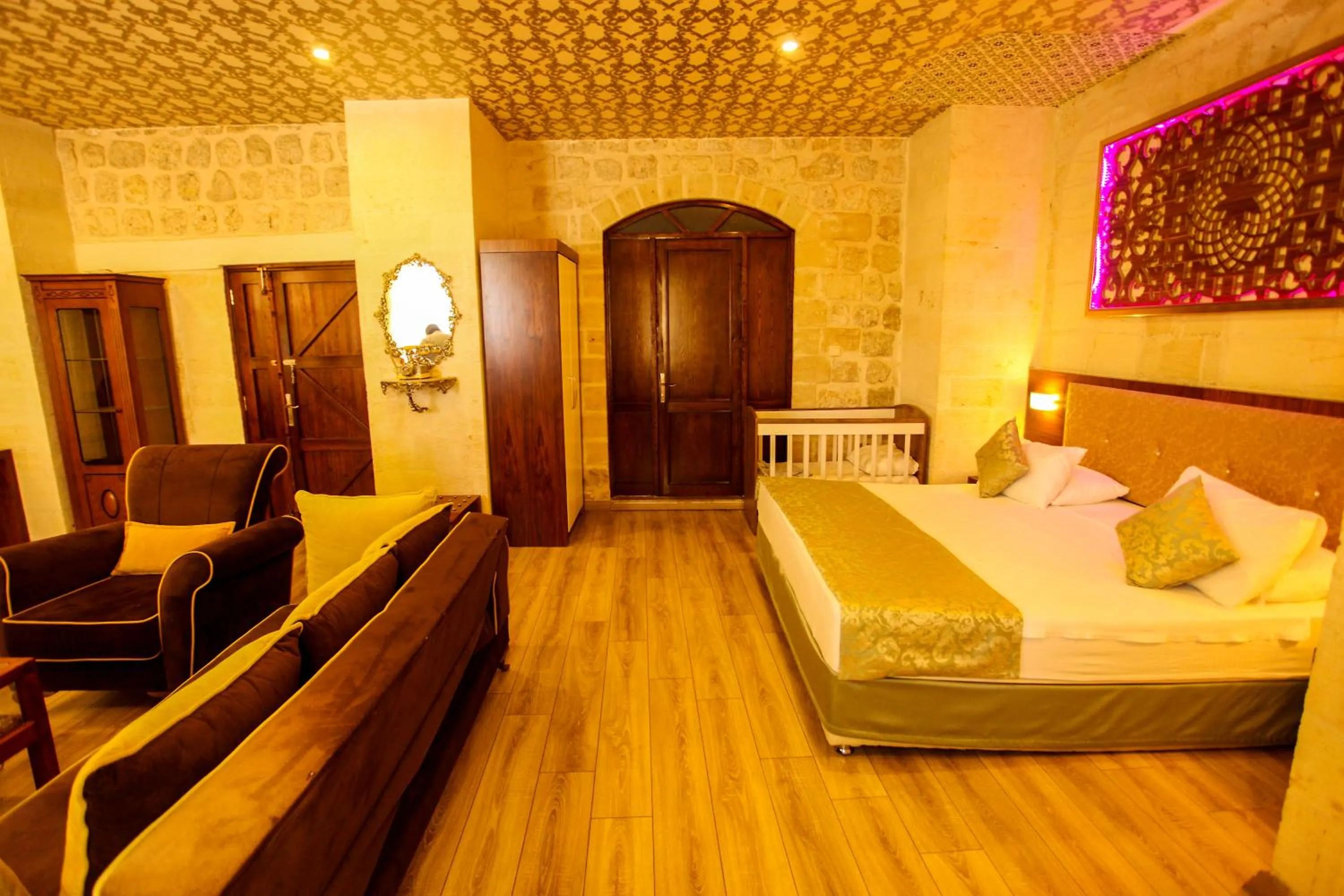 Living room, Bed in Tuğhan Hotel