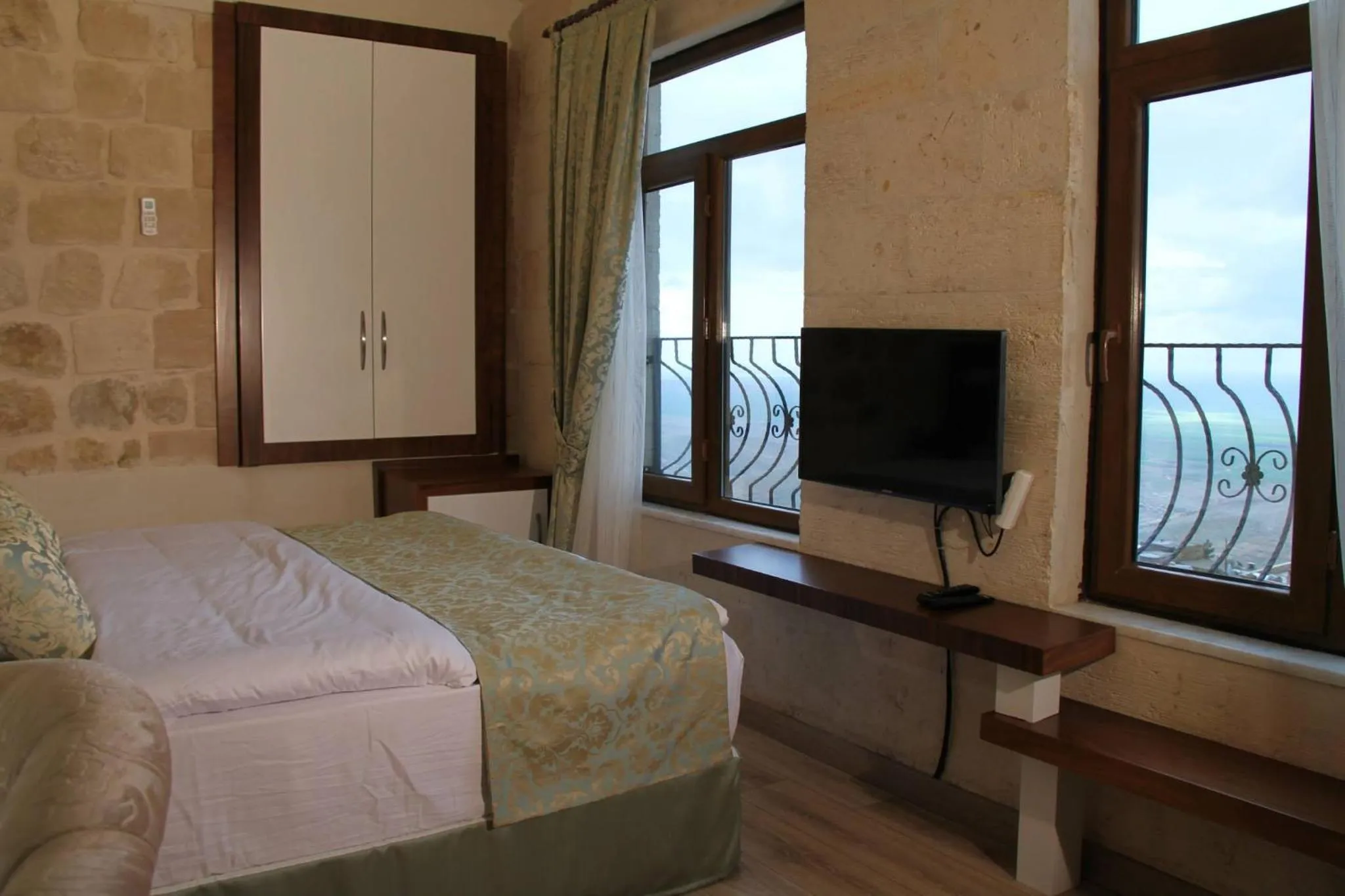 Photo of the whole room, Bed in Tuğhan Hotel