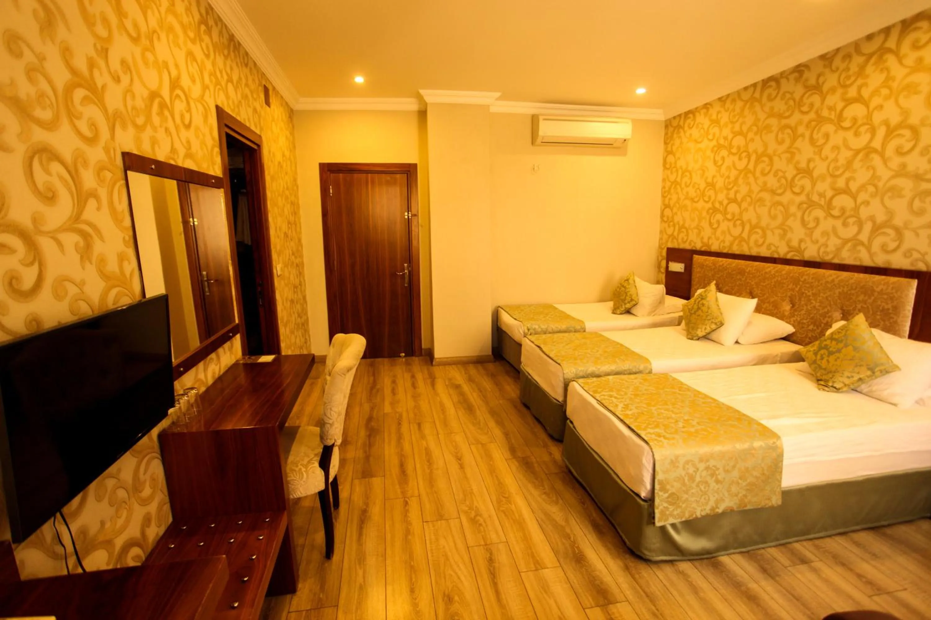 Photo of the whole room, Bed in Tuğhan Hotel