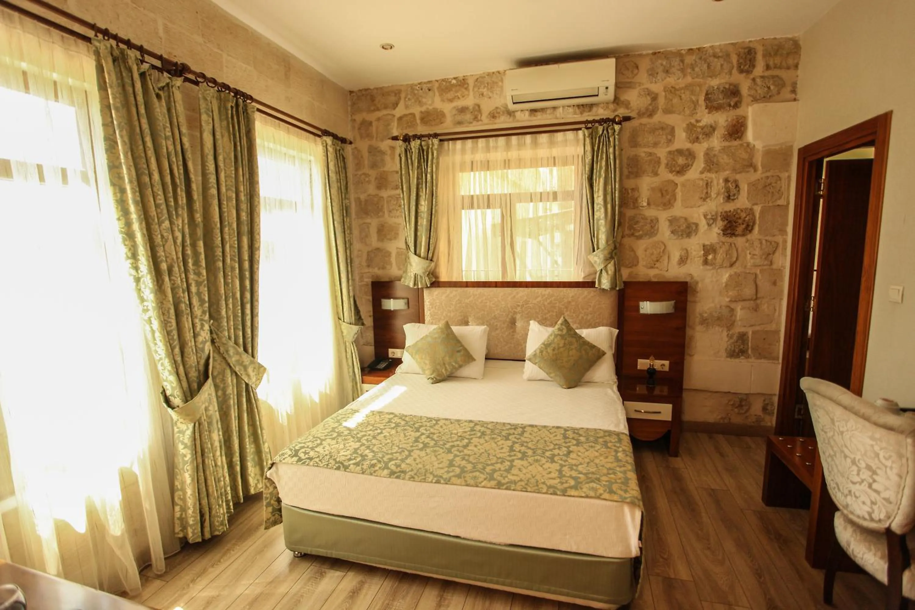 Photo of the whole room, Bed in Tuğhan Hotel