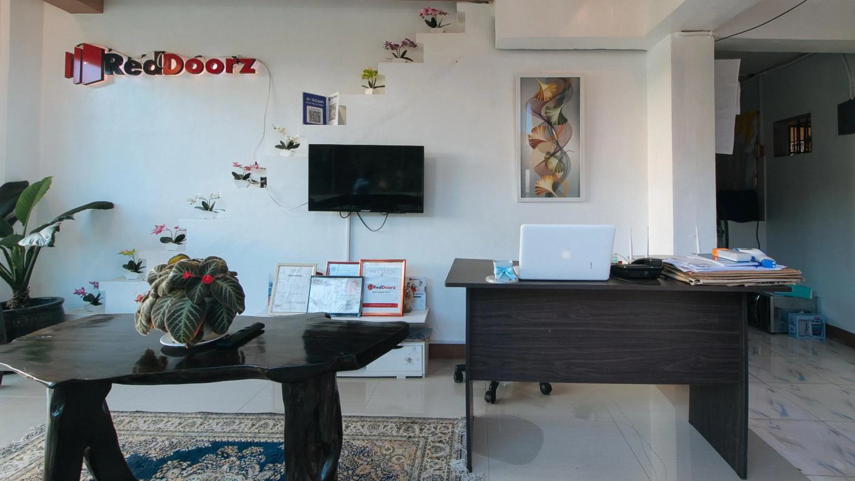 Seating area in RedDoorz Plus near Municipality of Luisiana Laguna