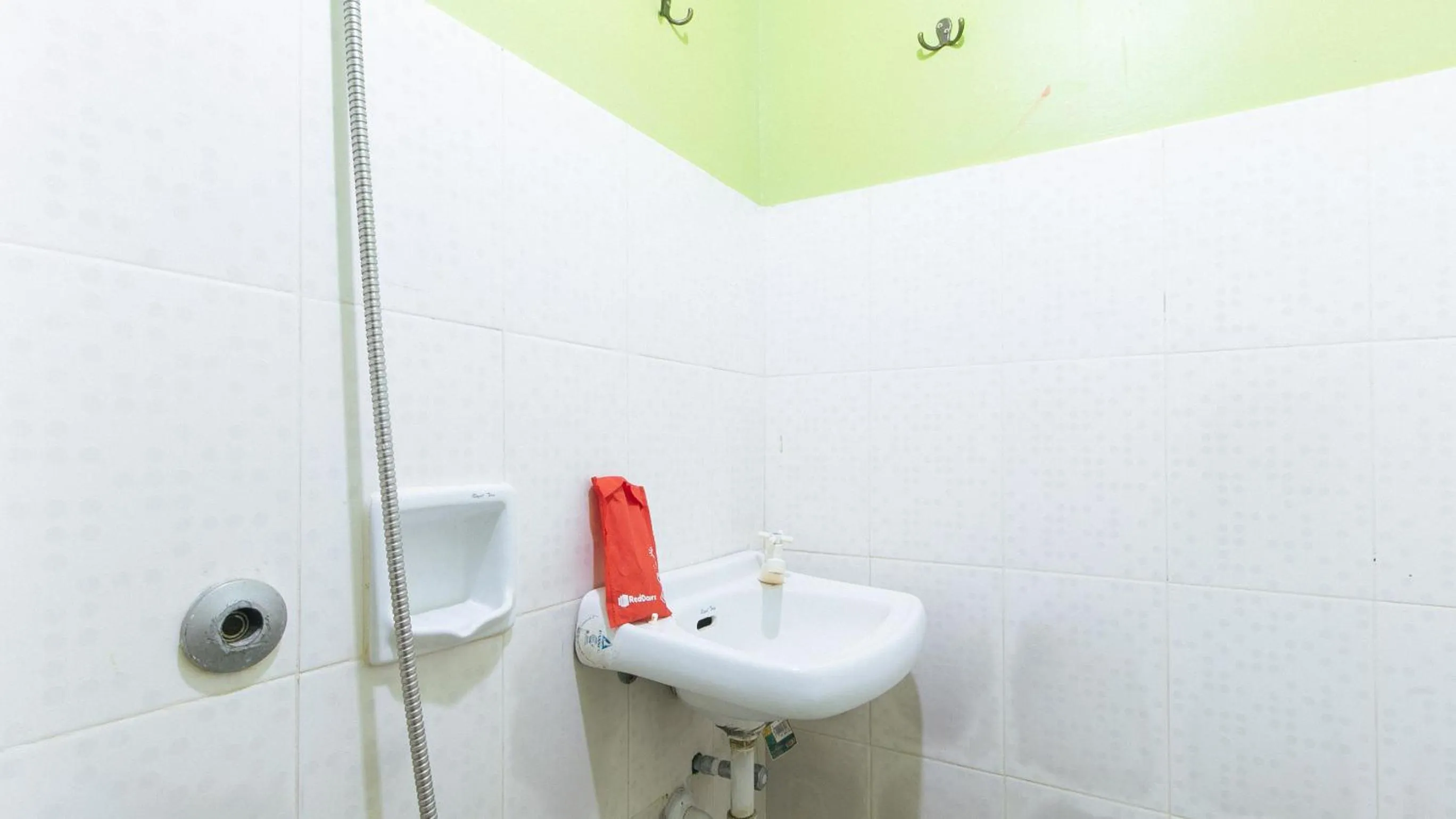 Bathroom in RedDoorz Plus near Municipality of Luisiana Laguna