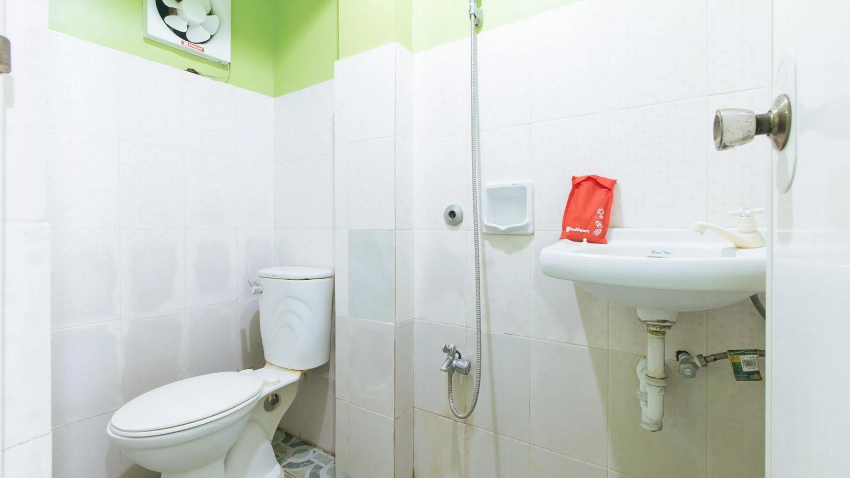 Bathroom in RedDoorz Plus near Municipality of Luisiana Laguna