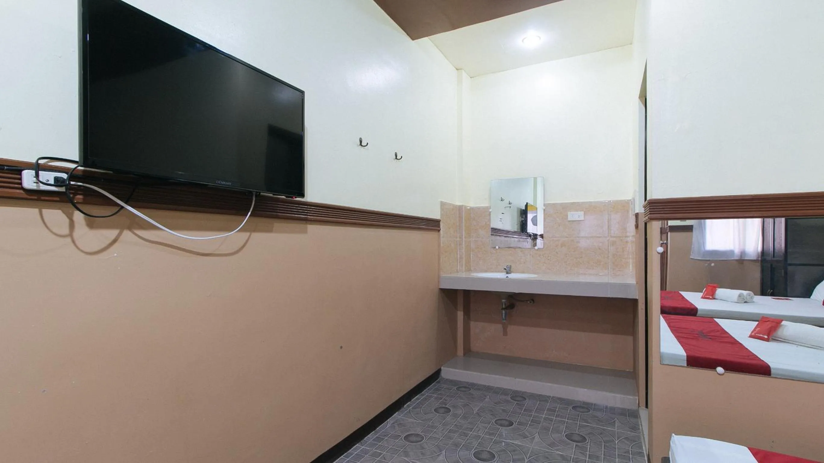 TV and multimedia, Bed in RedDoorz Plus near Municipality of Luisiana Laguna
