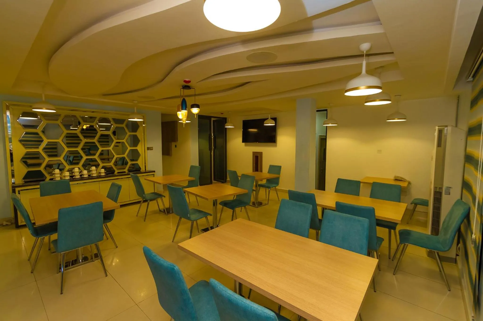 Restaurant/places to eat in Hera