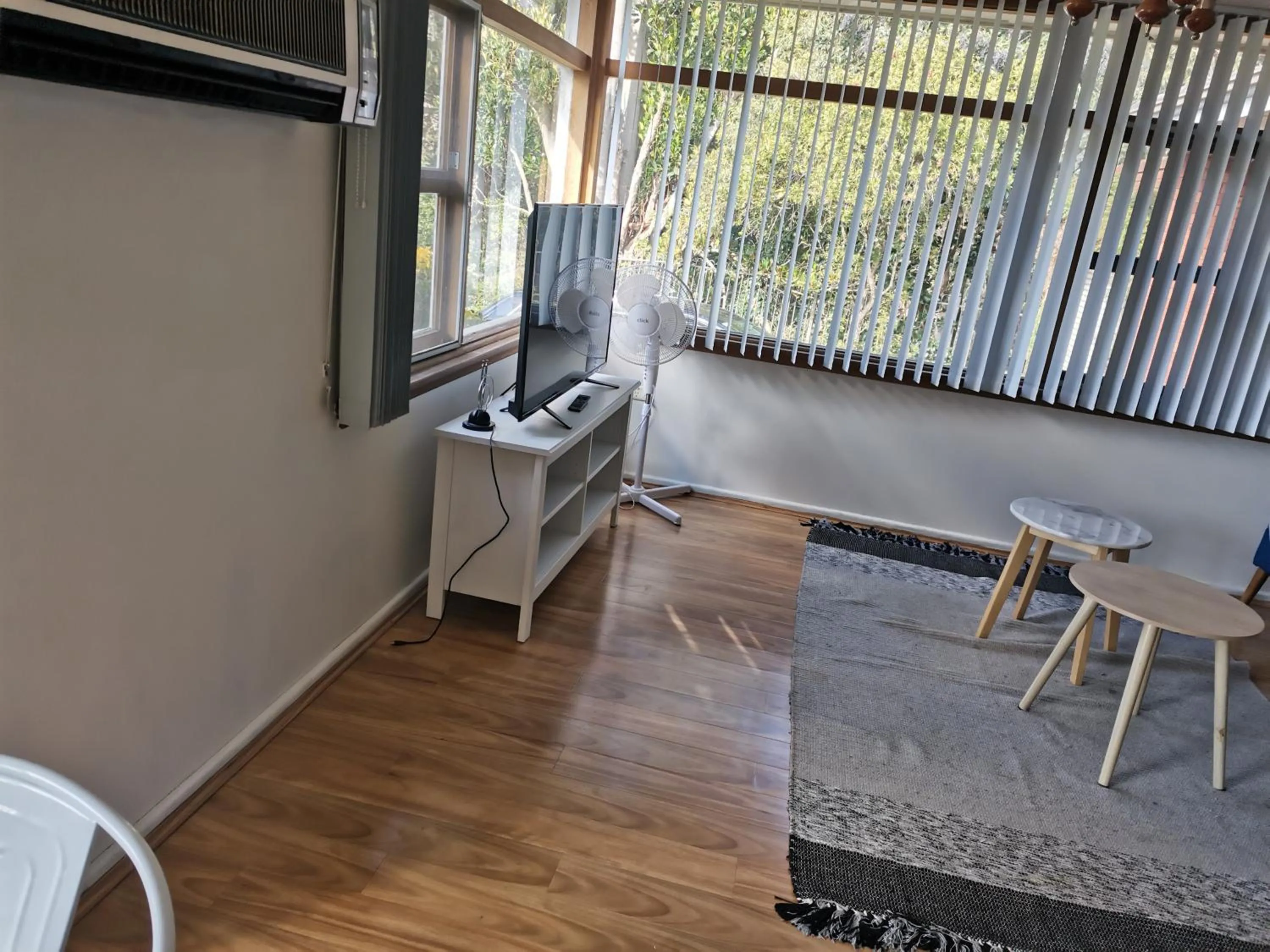 CAMPBELLTOWN HOLIDAY HOME 3 BED + FREE PARKING NCA039