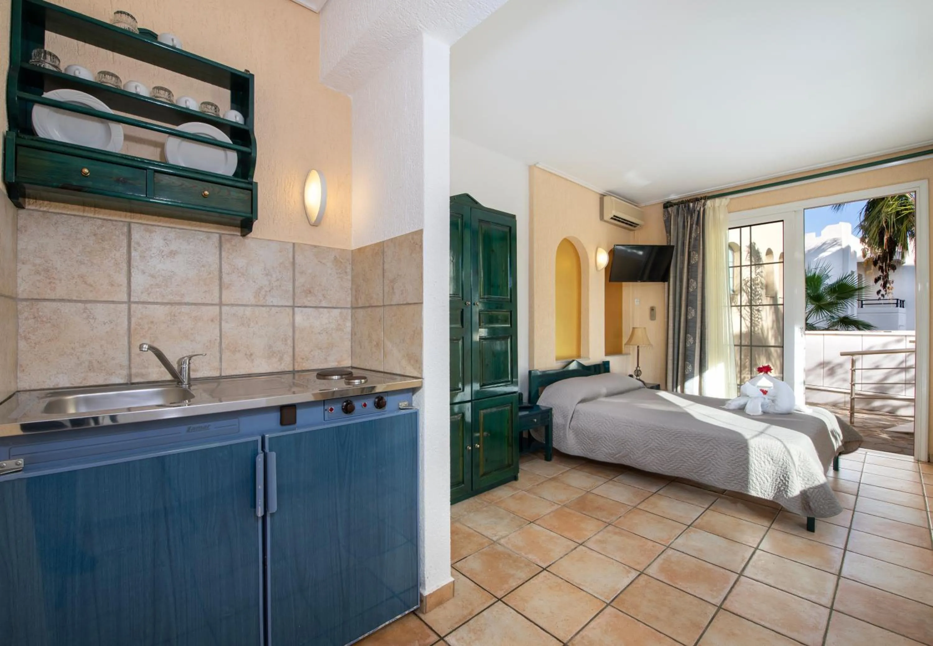Kitchen or kitchenette, Bed in Castle Suites Hotel