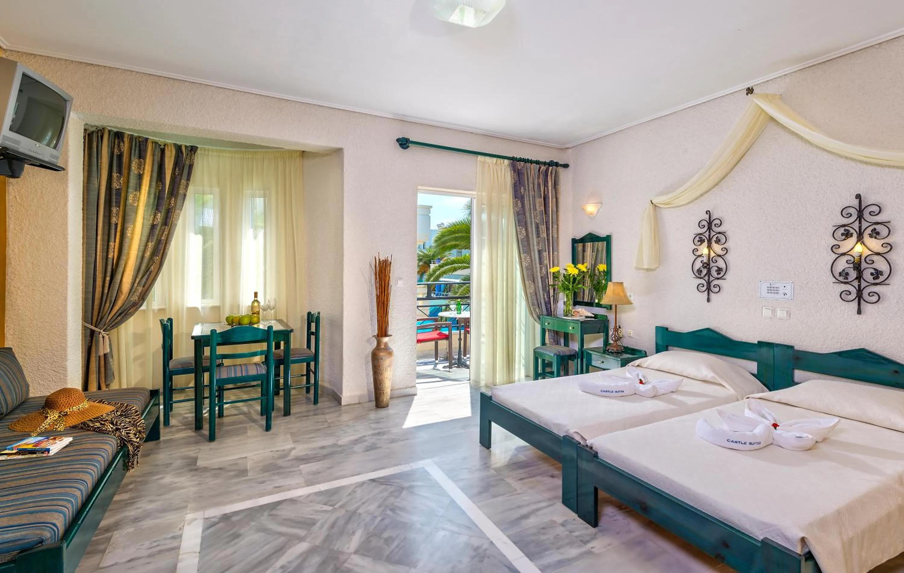 Balcony/Terrace, Bed in Castle Suites Hotel