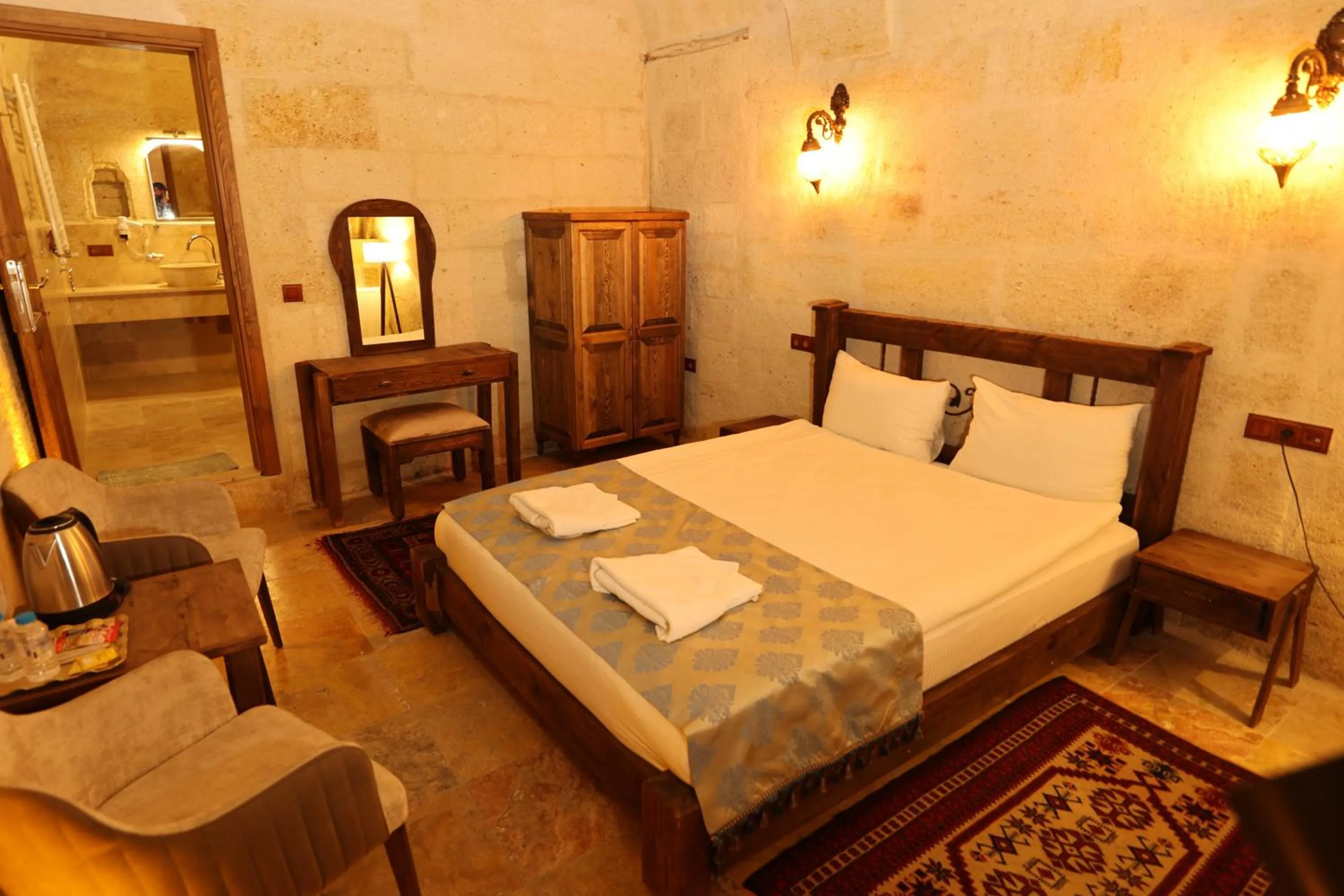 Photo of the whole room, Bed in Cappadocia Balloon House