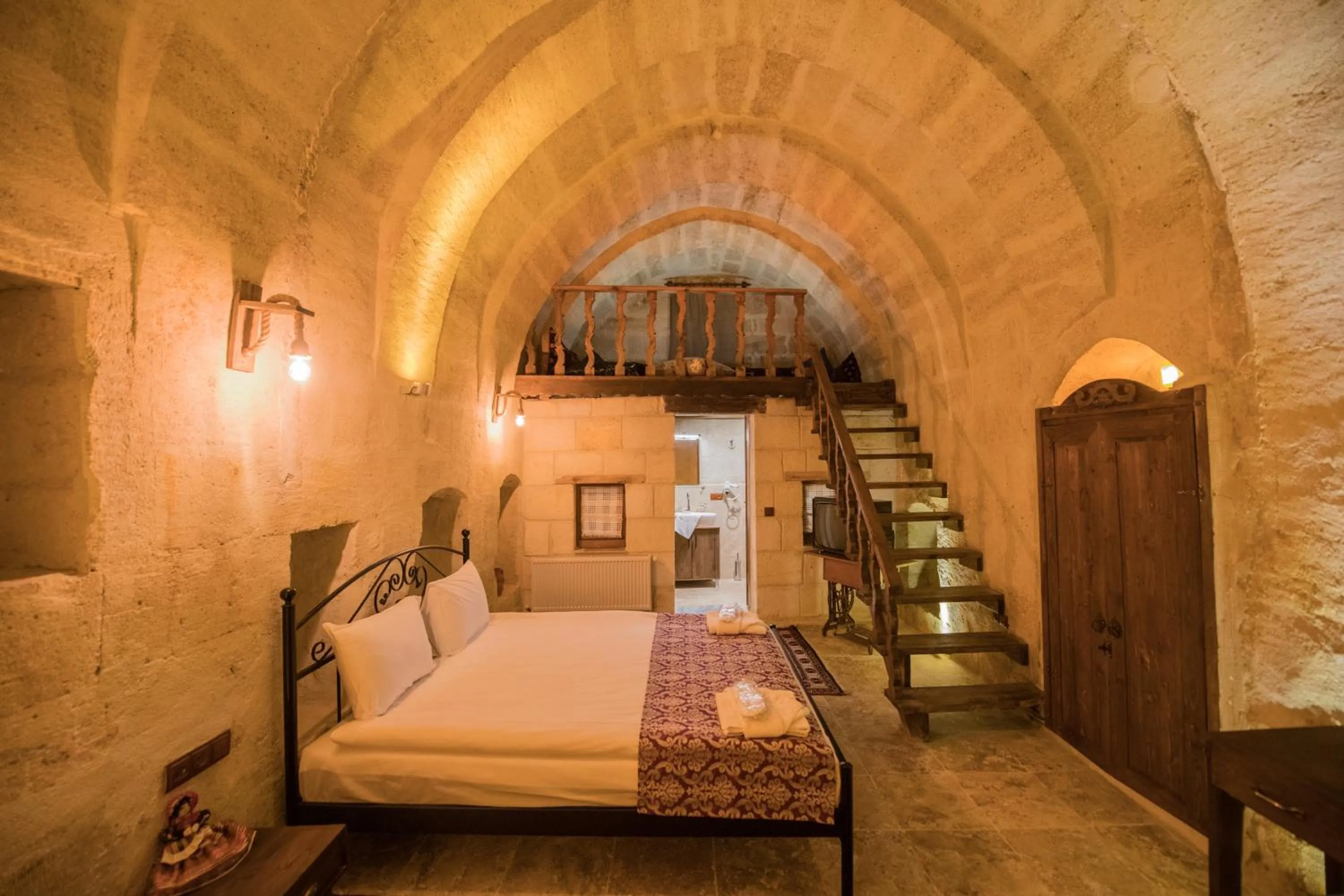 Photo of the whole room, Bed in Cappadocia Balloon House