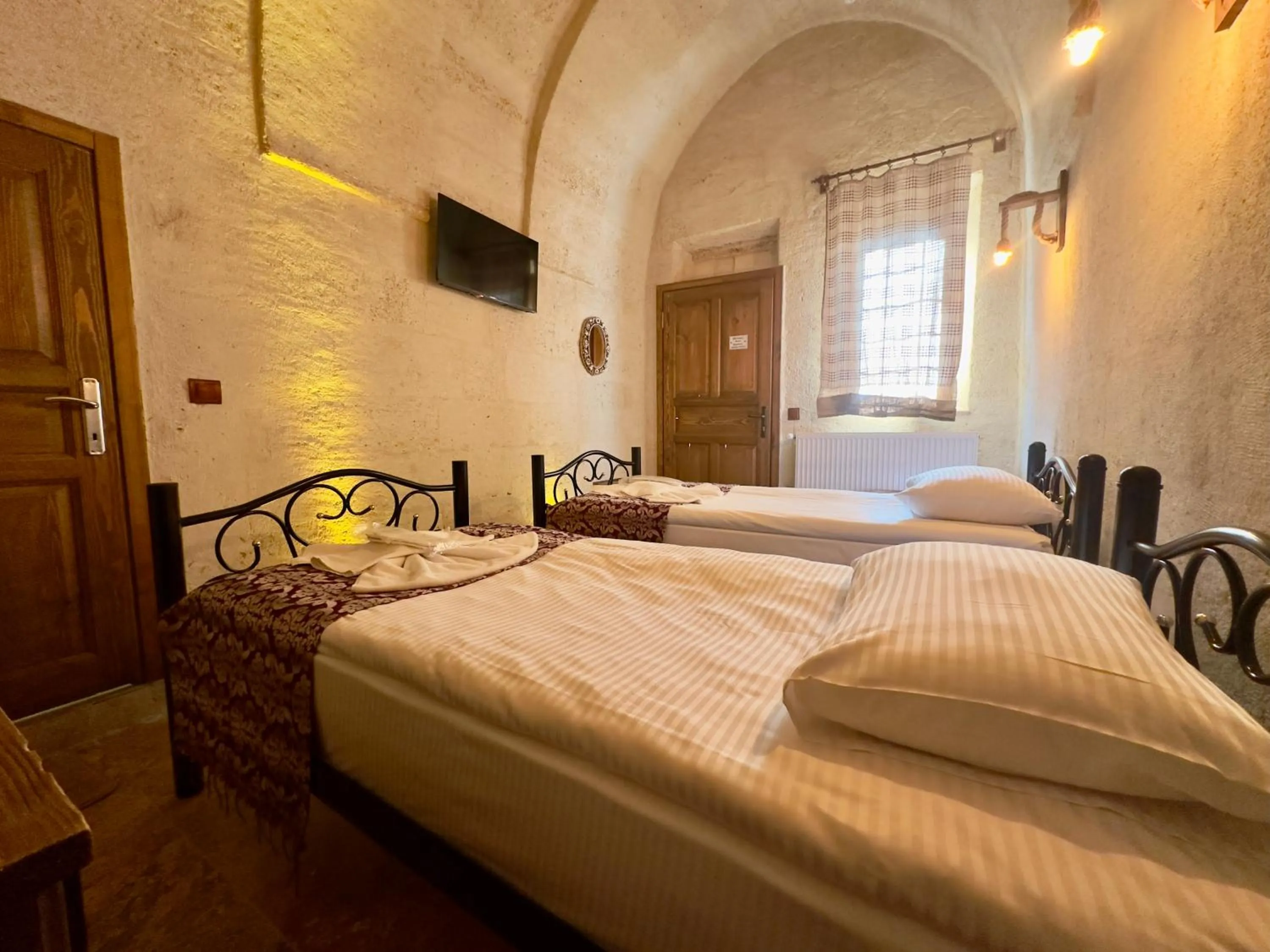 Photo of the whole room, Bed in Cappadocia Balloon House