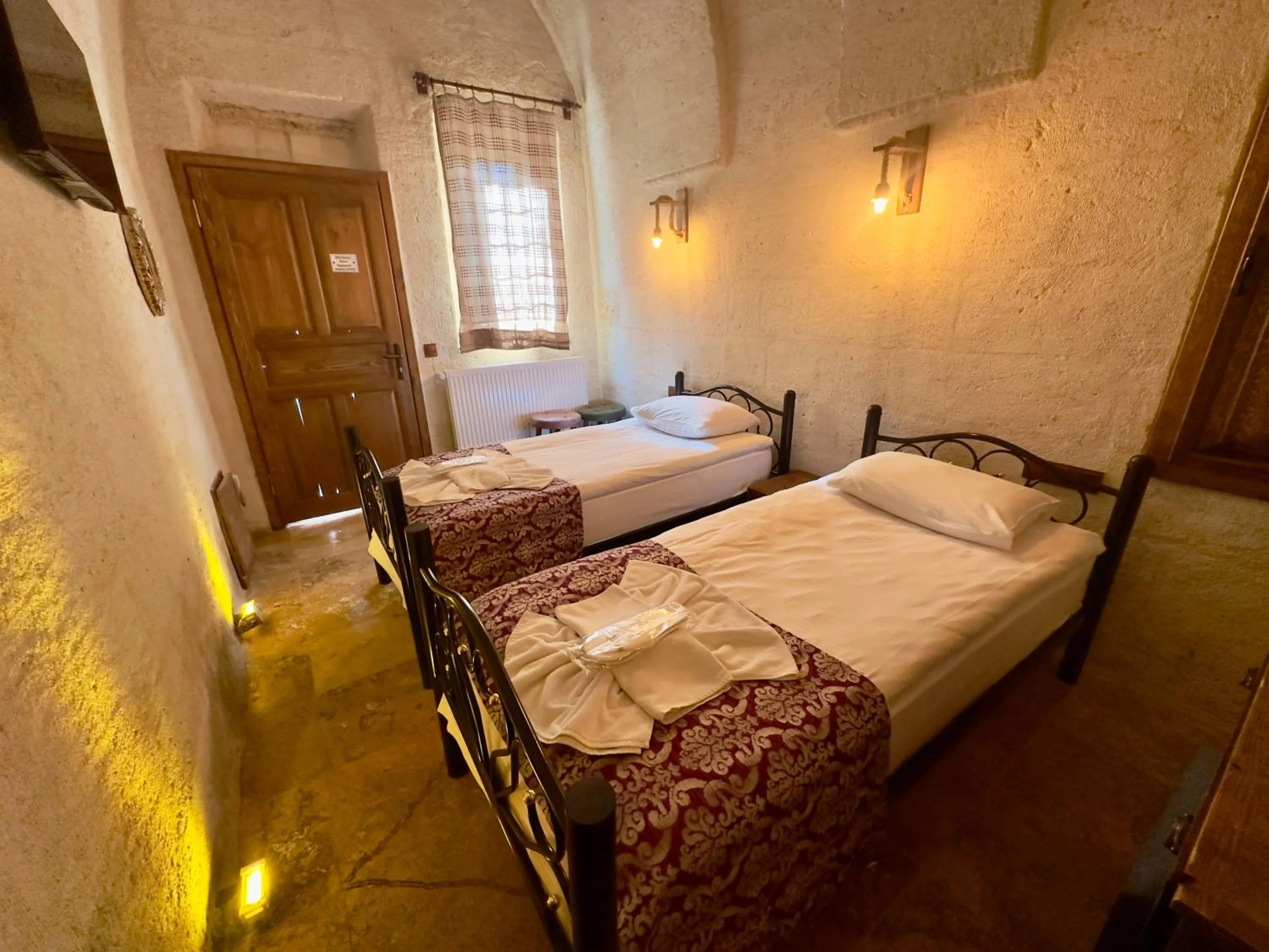 Photo of the whole room, Bed in Cappadocia Balloon House