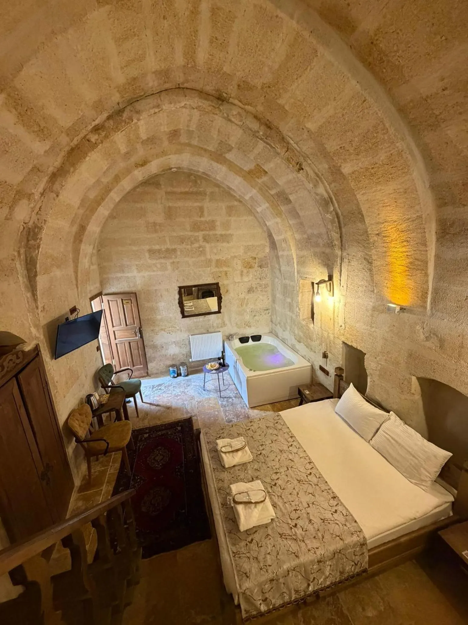 Photo of the whole room, Bed in Cappadocia Balloon House