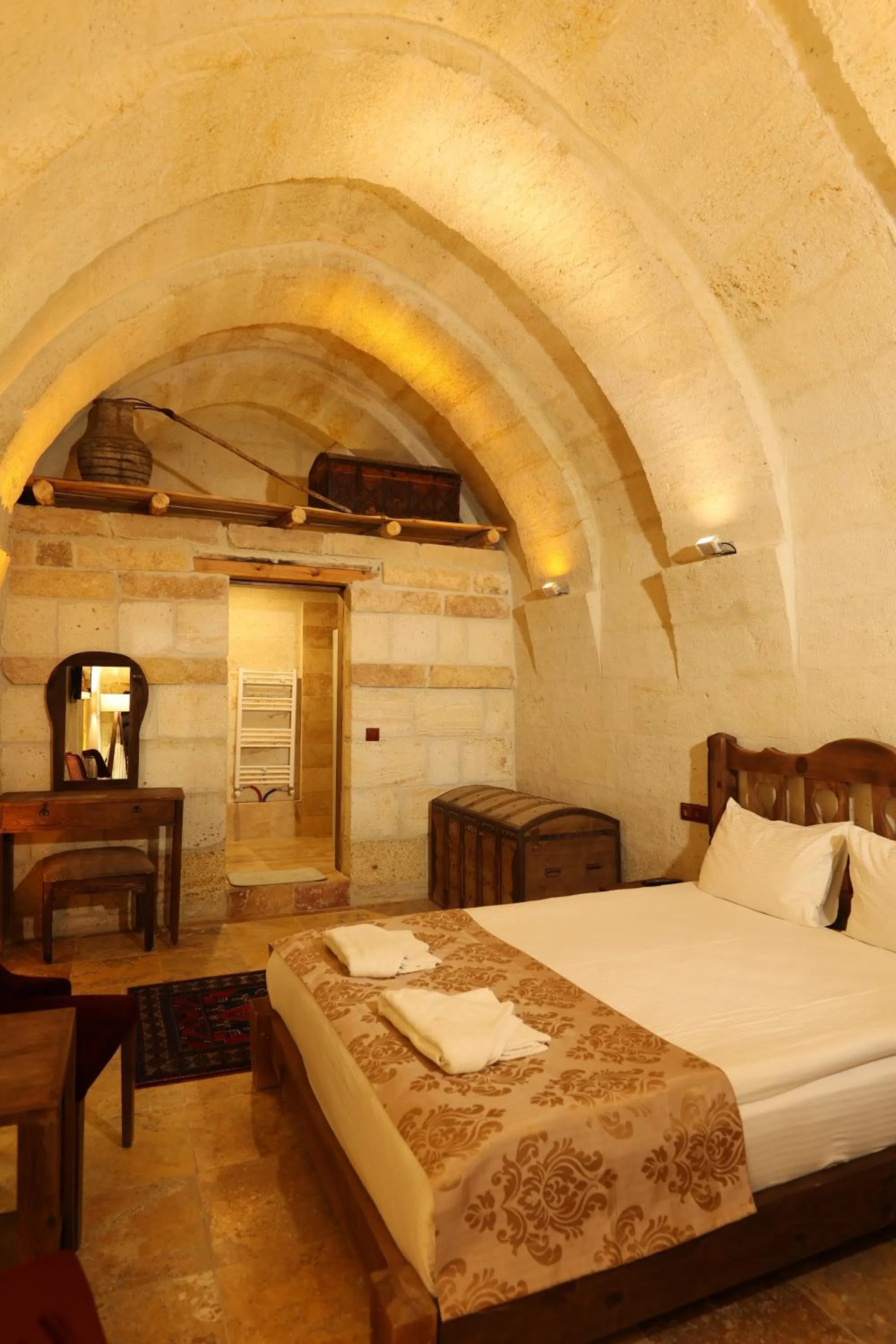 Photo of the whole room, Bed in Cappadocia Balloon Boutique