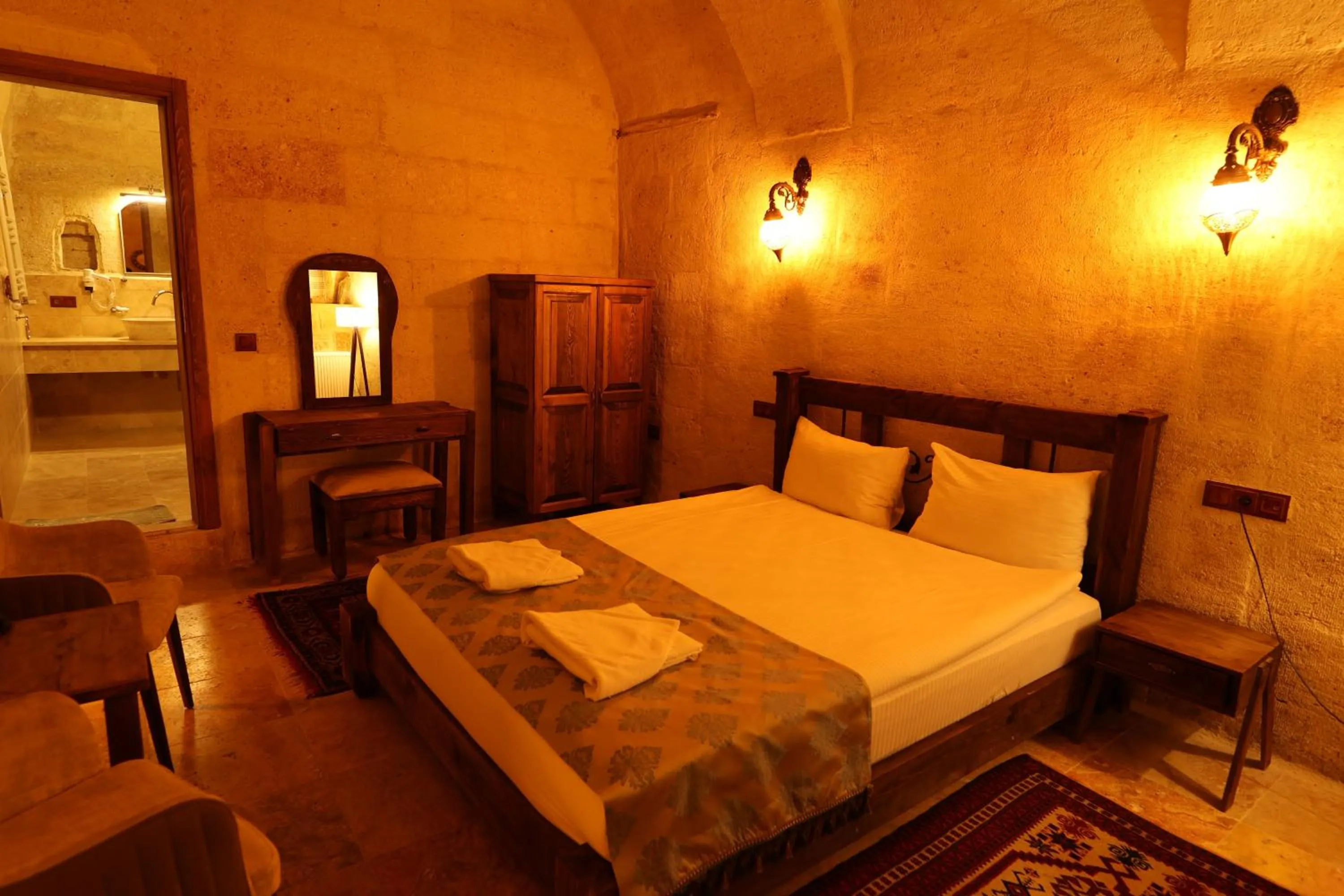 Photo of the whole room, Bed in Cappadocia Balloon House